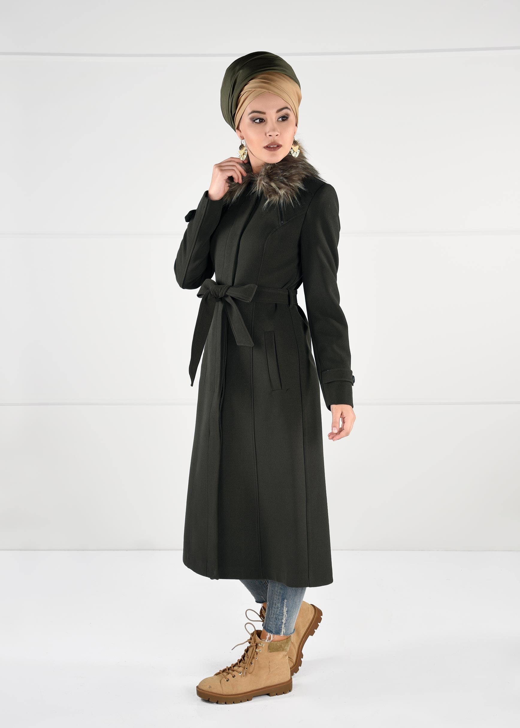 Tesettür giyim HAKİ YAKASI KÜRKLÜ KUŞAKLI GİZLİ DÜĞMELİ KABAN 9663 