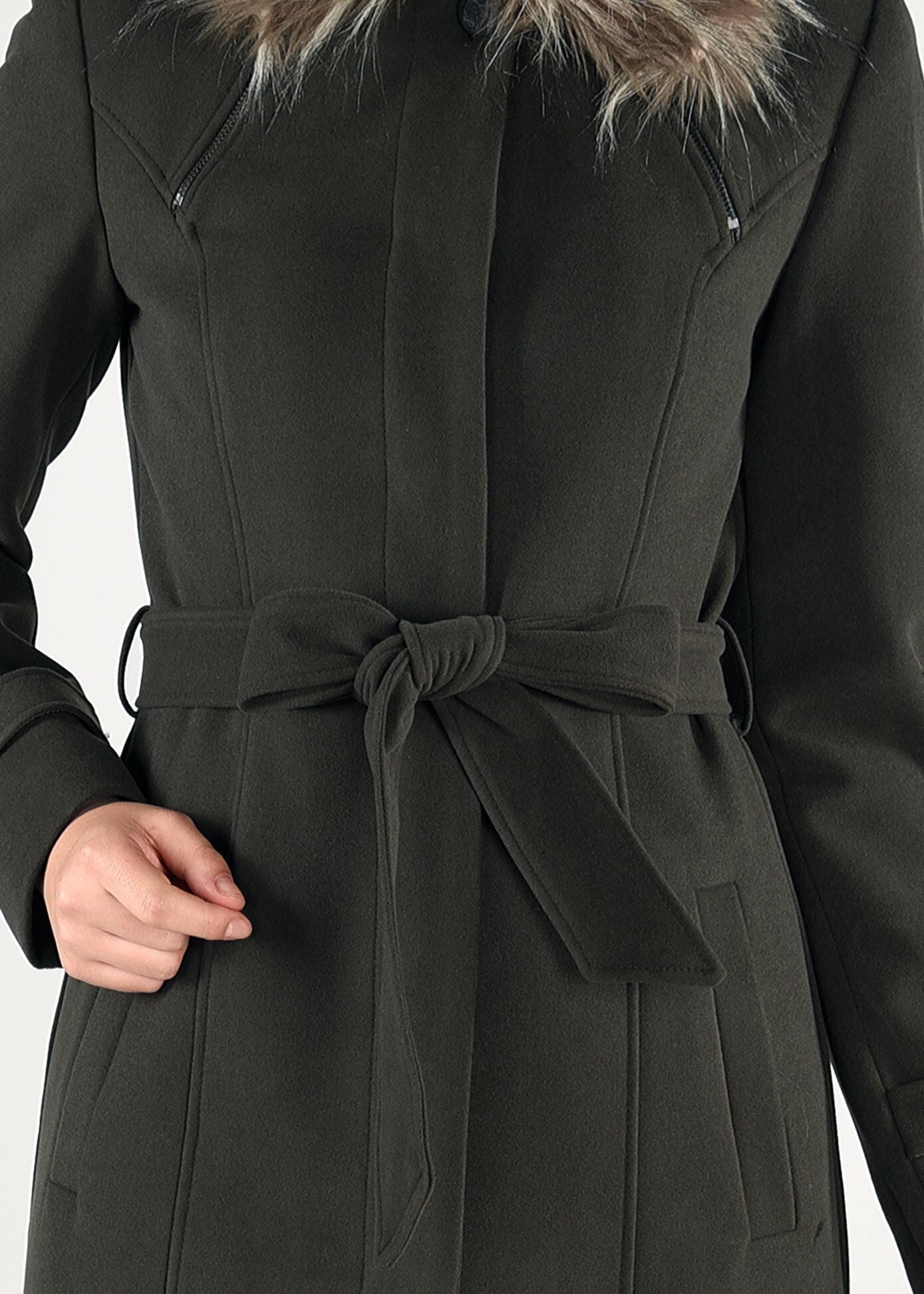 Tesettür giyim HAKİ YAKASI KÜRKLÜ KUŞAKLI GİZLİ DÜĞMELİ KABAN 9663 