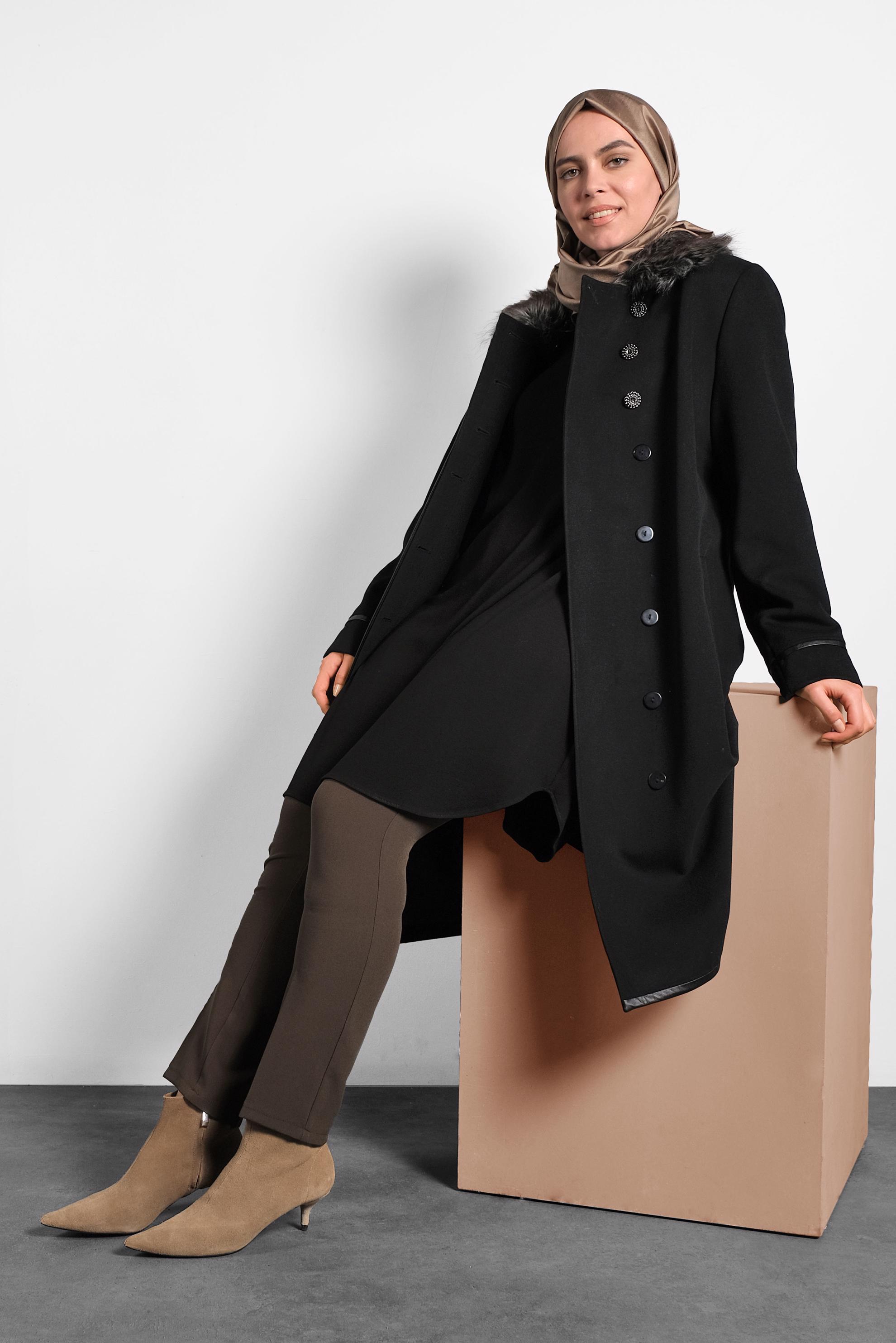 Tesettür giyim SİYAH YAKASI KÜRK DETAYLI KAŞE KABAN 9670