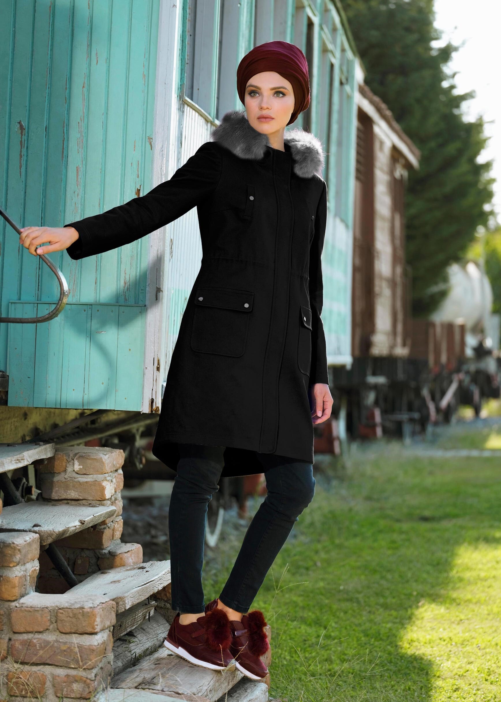 Tesettür giyim SİYAH YAKASI KÜRKLÜ BELİ BAĞCIKLI KABAN 9675