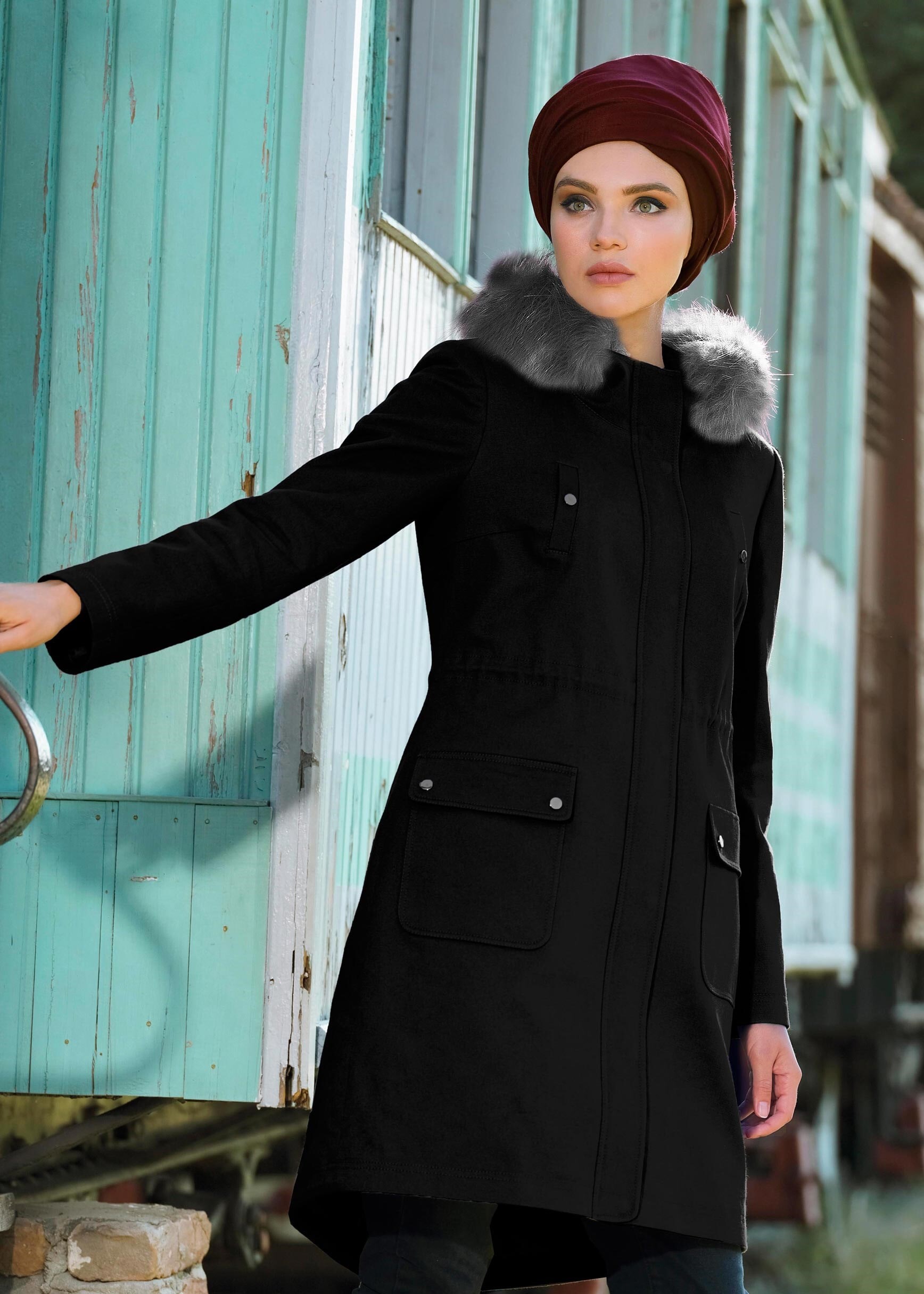 Tesettür giyim SİYAH YAKASI KÜRKLÜ BELİ BAĞCIKLI KABAN 9675