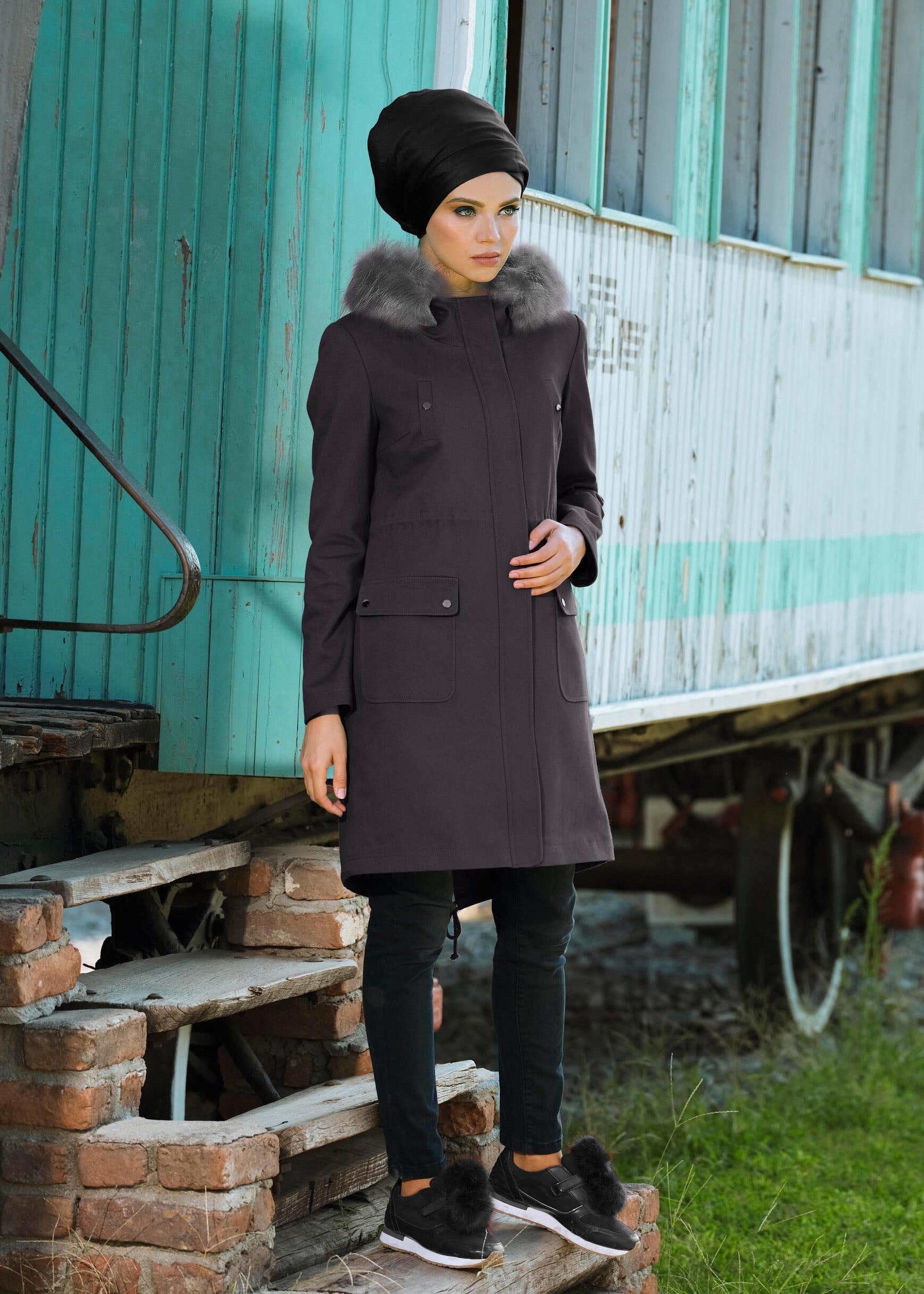 Tesettür giyim GRİ YAKASI KÜRKLÜ BELİ BAĞCIKLI KABAN 9675