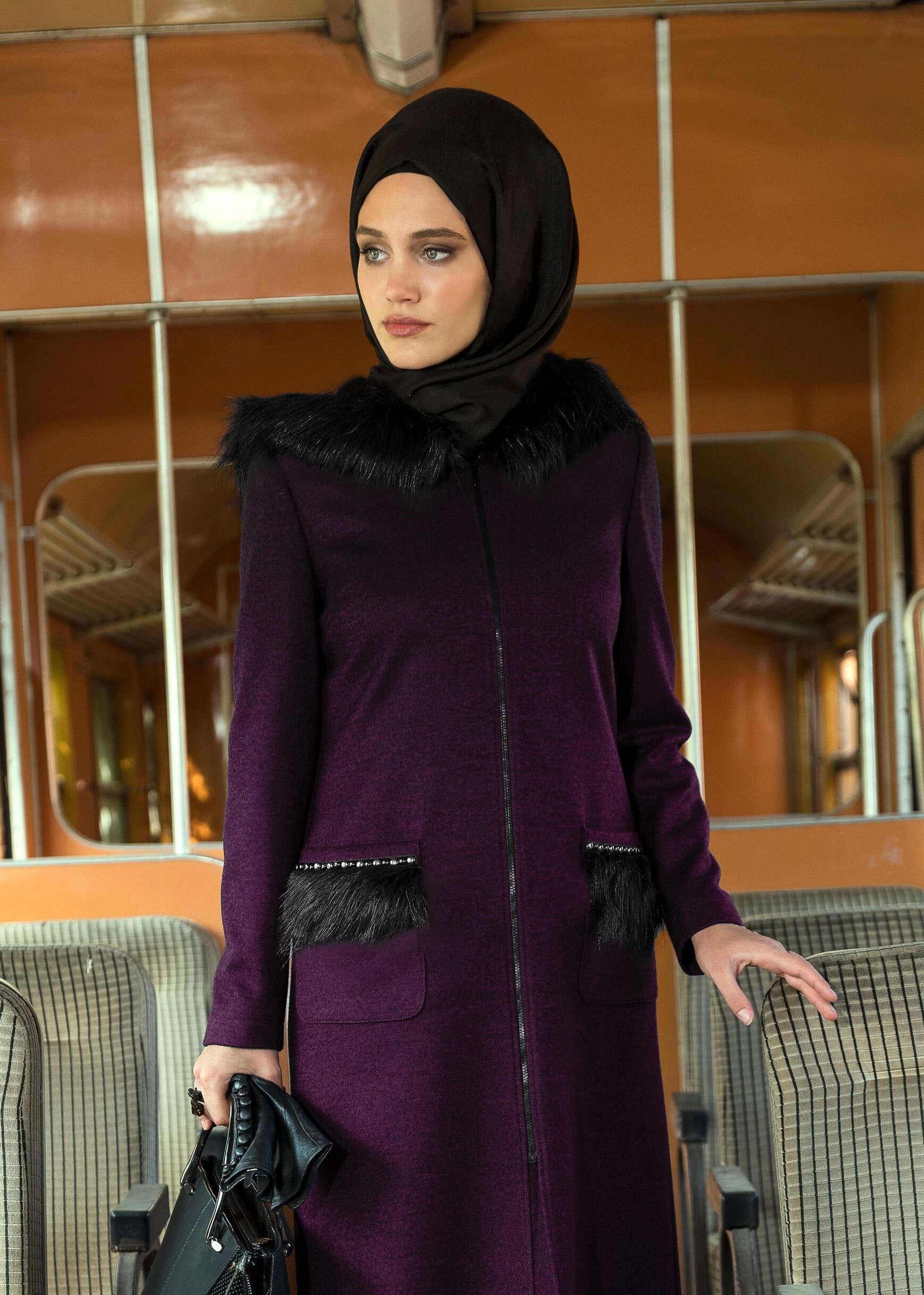 Tesettür giyim MÜRDÜM KÜRK YAKALI CEPLERİ İNCİ İŞLEMELİ KABAN 9682