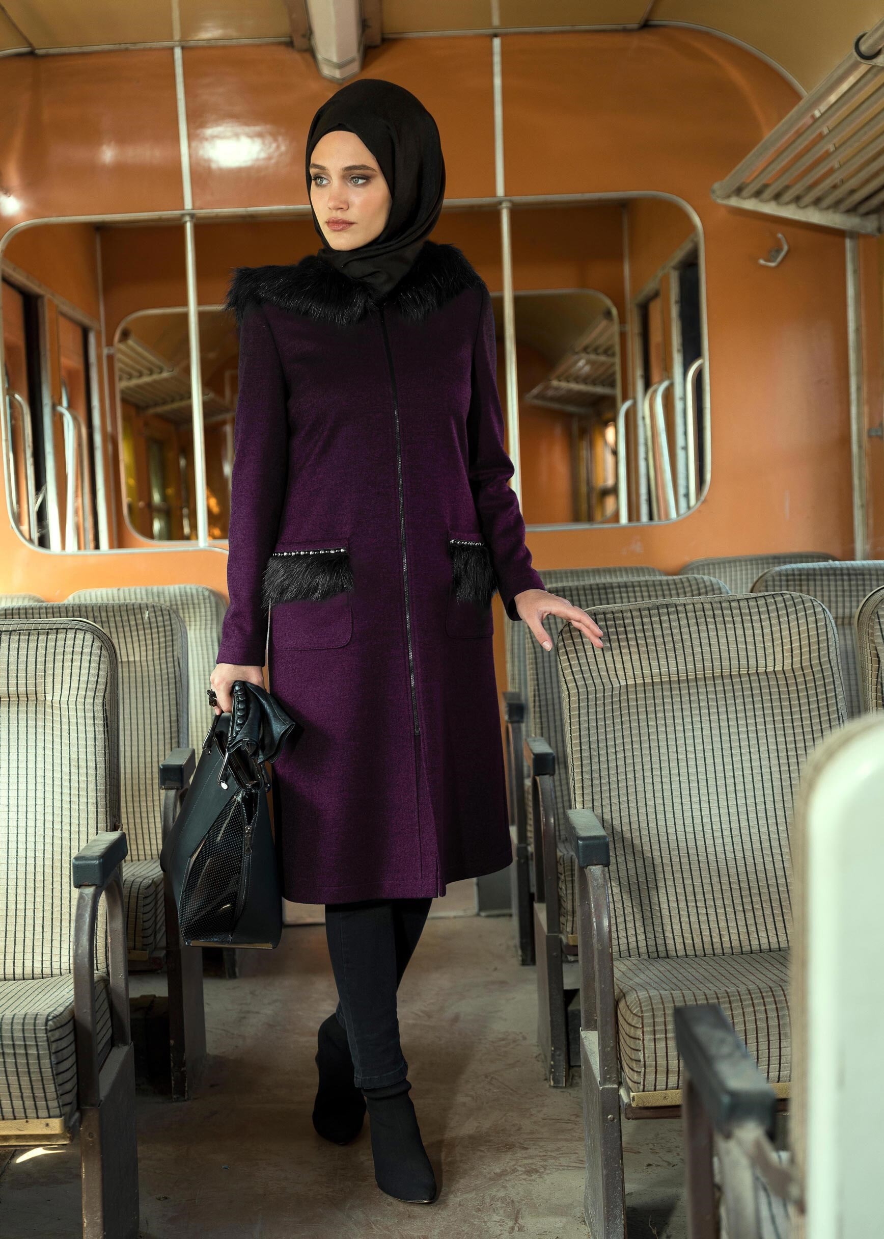 Tesettür giyim MÜRDÜM KÜRK YAKALI CEPLERİ İNCİ İŞLEMELİ KABAN 9682