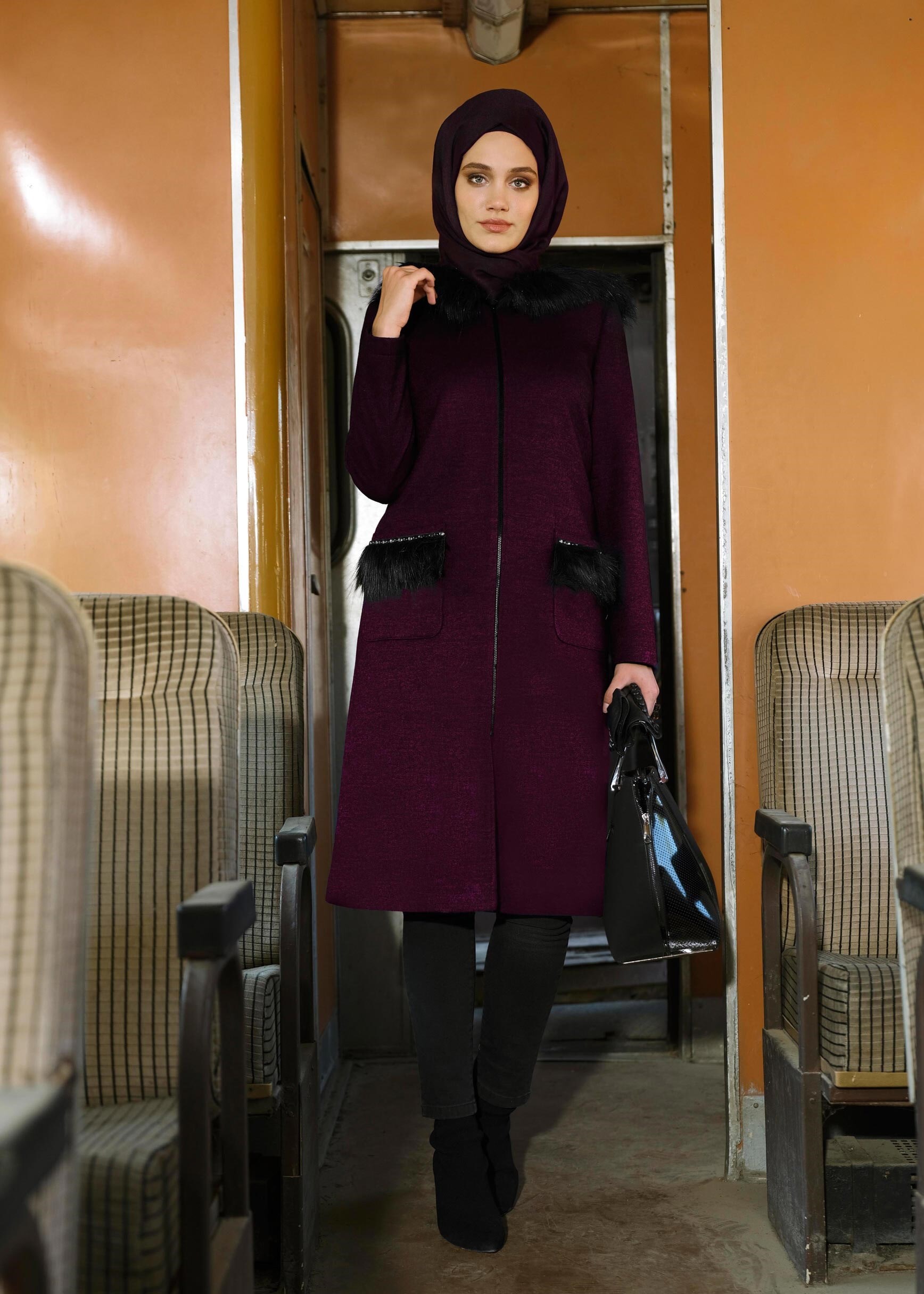 Tesettür giyim MOR KÜRK YAKALI CEPLERİ İNCİ İŞLEMELİ KABAN 9682