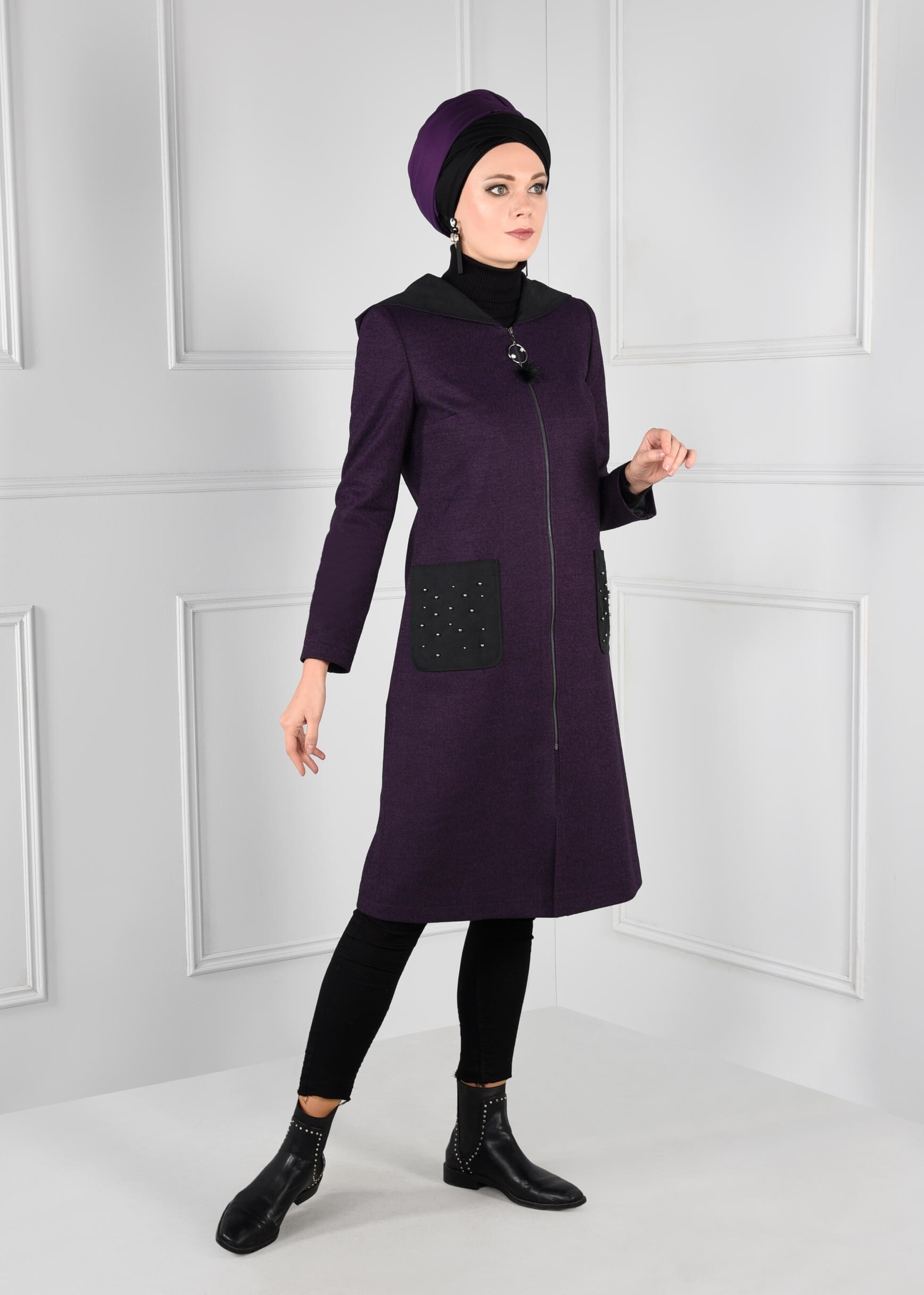 Tesettür giyim MOR CEPLERİ BONCUK İŞLEMELİ KAPÜŞONLU FERMUARLI KABAN 9683