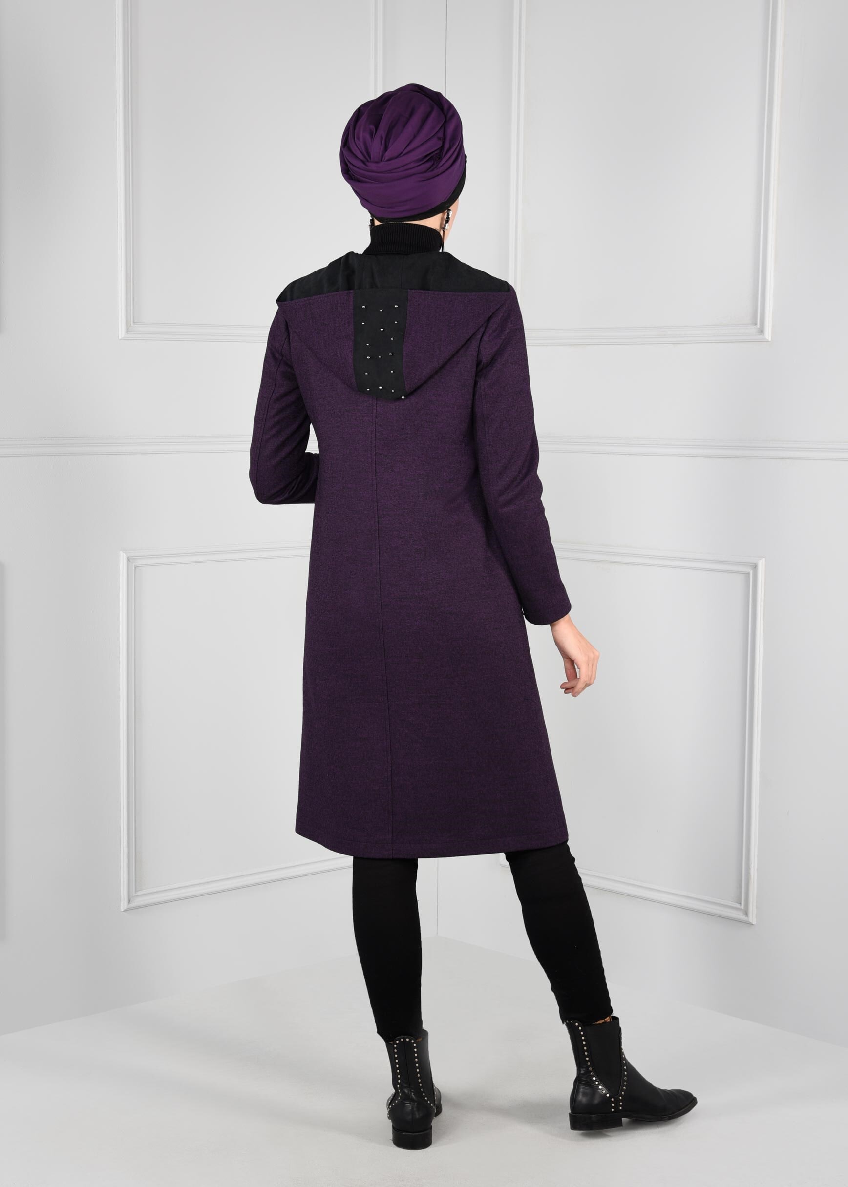 Tesettür giyim MOR CEPLERİ BONCUK İŞLEMELİ KAPÜŞONLU FERMUARLI KABAN 9683