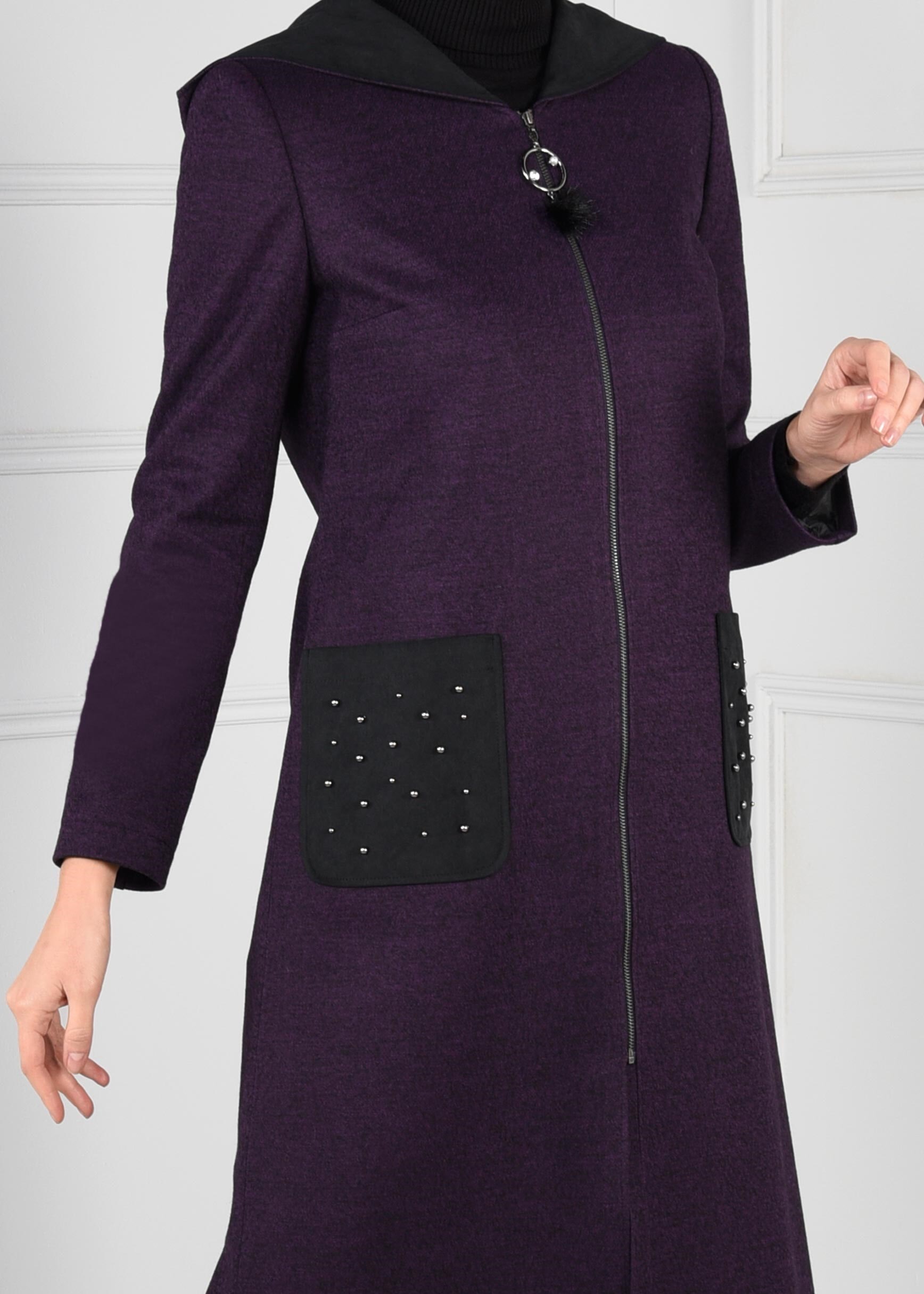 Tesettür giyim MOR CEPLERİ BONCUK İŞLEMELİ KAPÜŞONLU FERMUARLI KABAN 9683