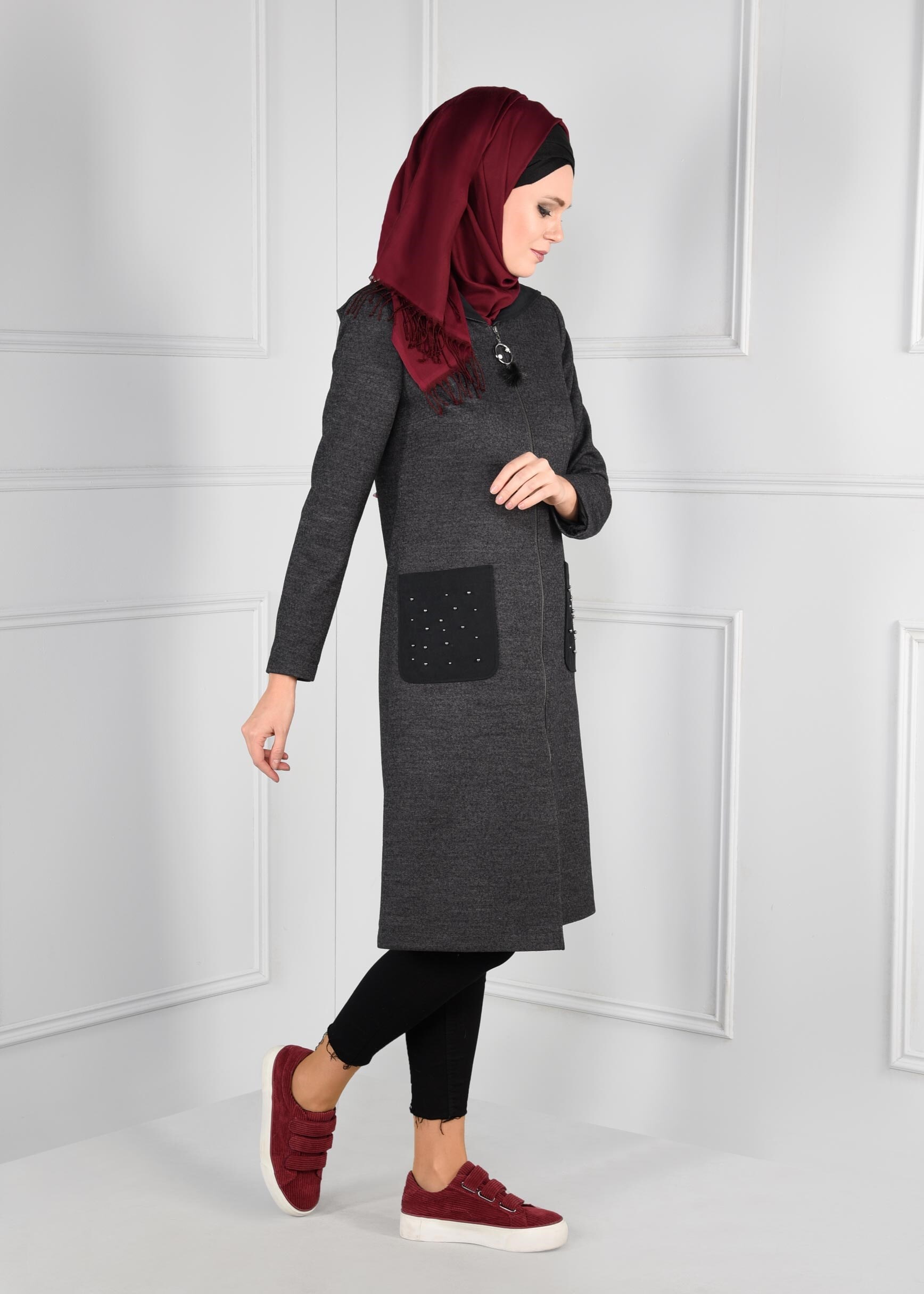 Tesettür giyim GRİ CEPLERİ BONCUK İŞLEMELİ KAPÜŞONLU FERMUARLI KABAN 9683