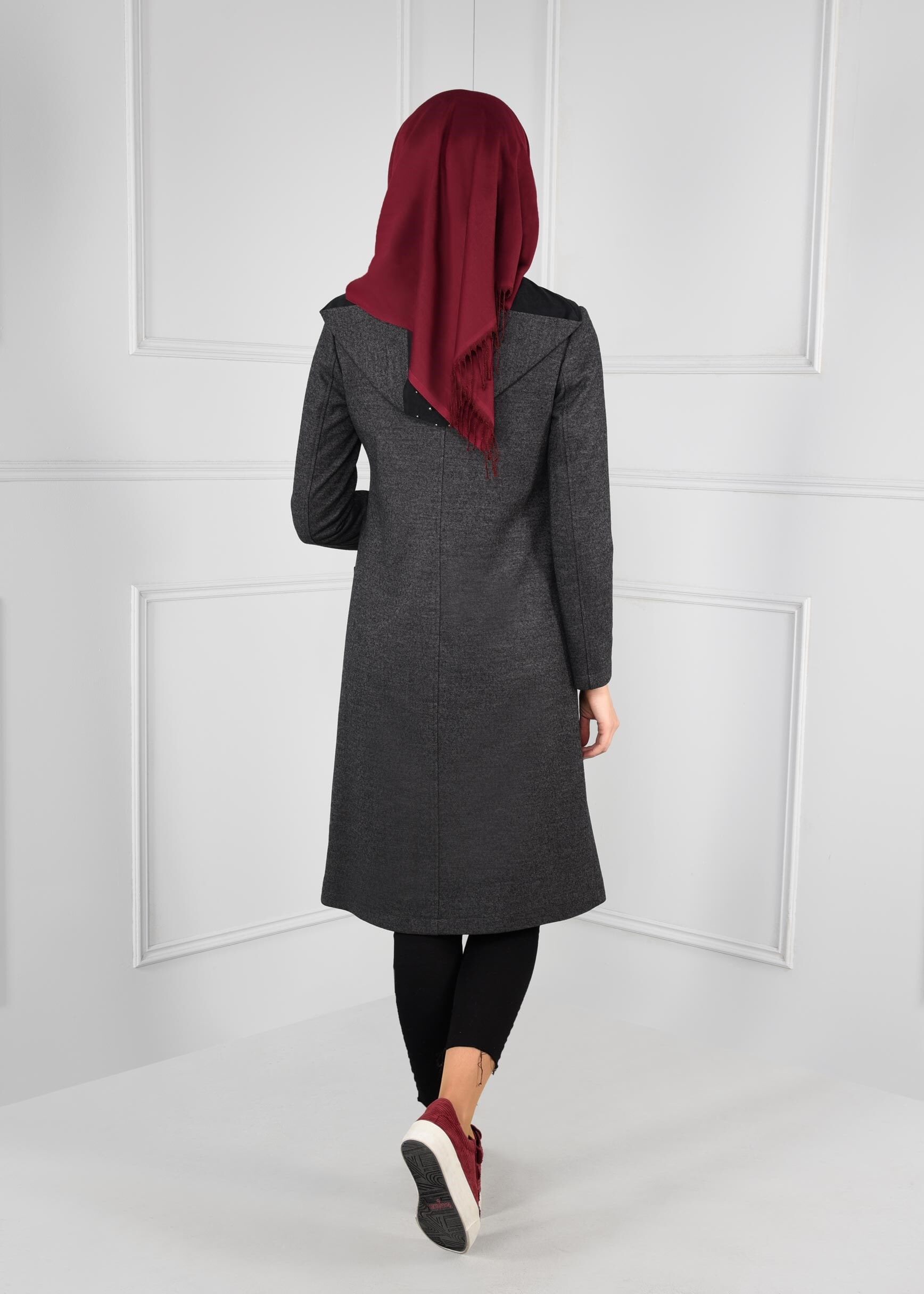 Tesettür giyim GRİ CEPLERİ BONCUK İŞLEMELİ KAPÜŞONLU FERMUARLI KABAN 9683