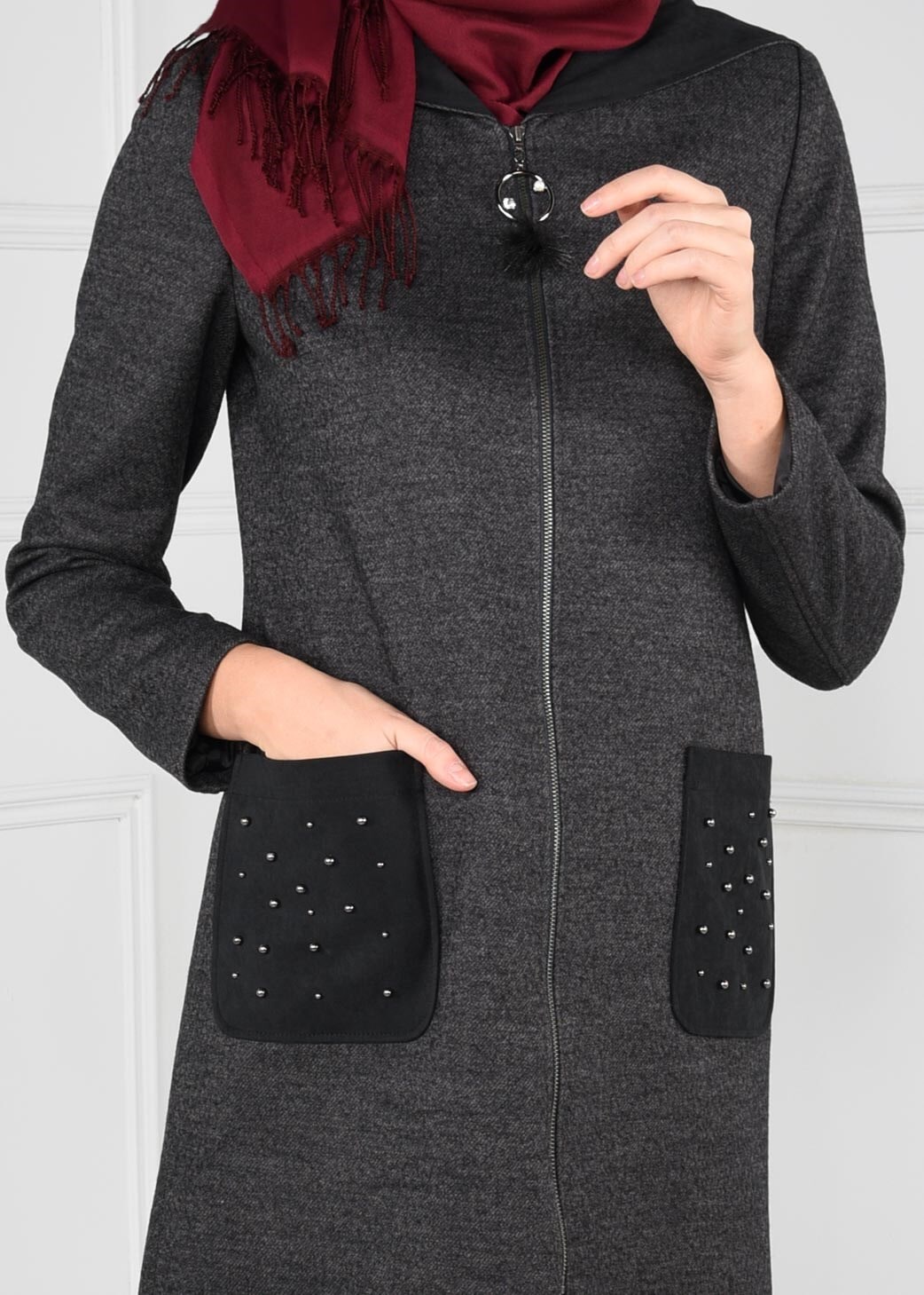 Tesettür giyim GRİ CEPLERİ BONCUK İŞLEMELİ KAPÜŞONLU FERMUARLI KABAN 9683