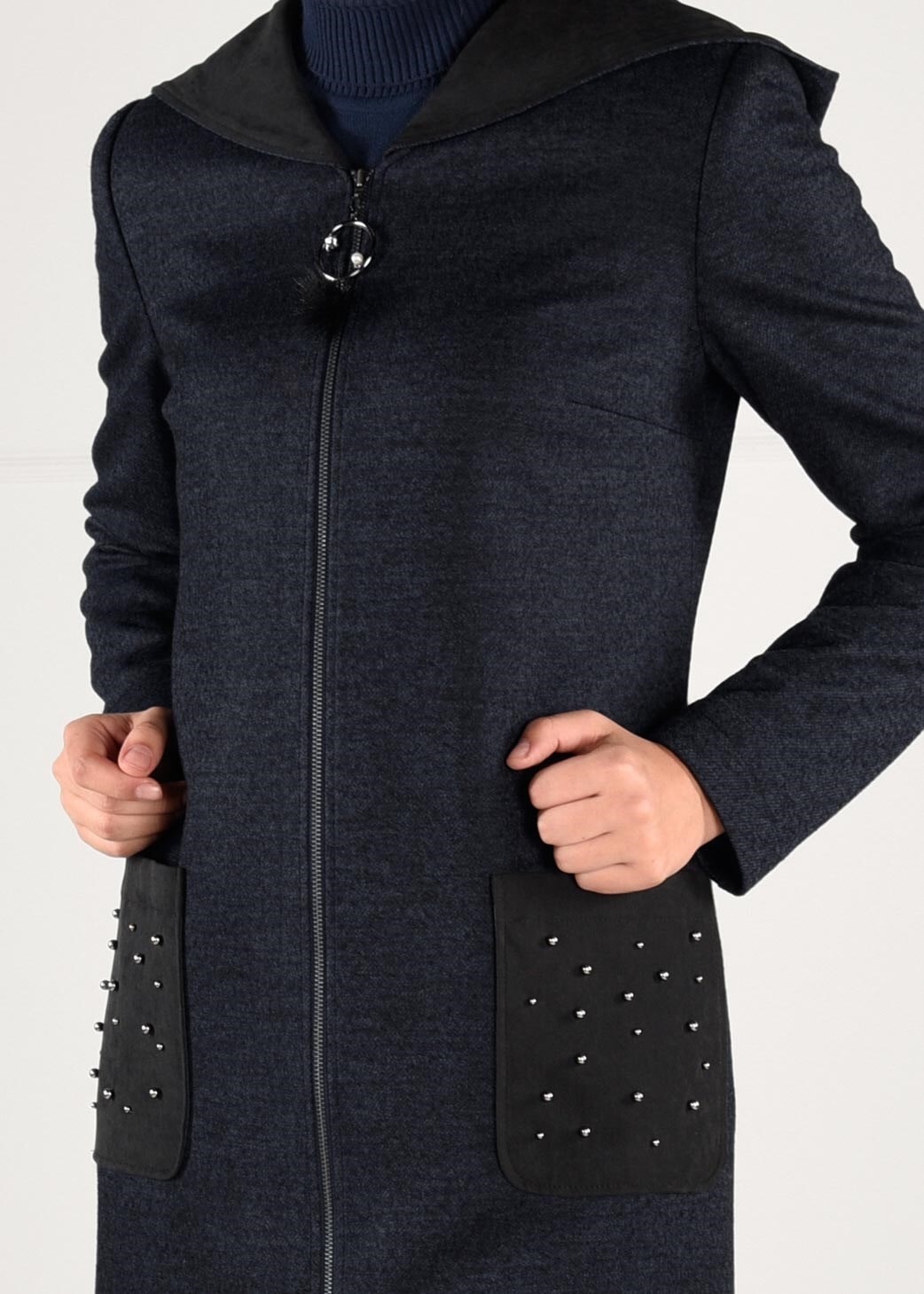 Tesettür giyim LACİVERT CEPLERİ BONCUK İŞLEMELİ KAPÜŞONLU FERMUARLI KABAN 9683