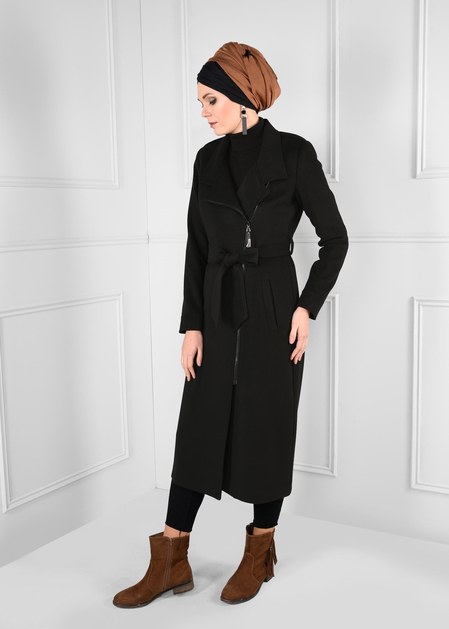 Tesettür giyim SİYAH KUŞAKLI KRUVAZE FERMUARLI KABAN 9690