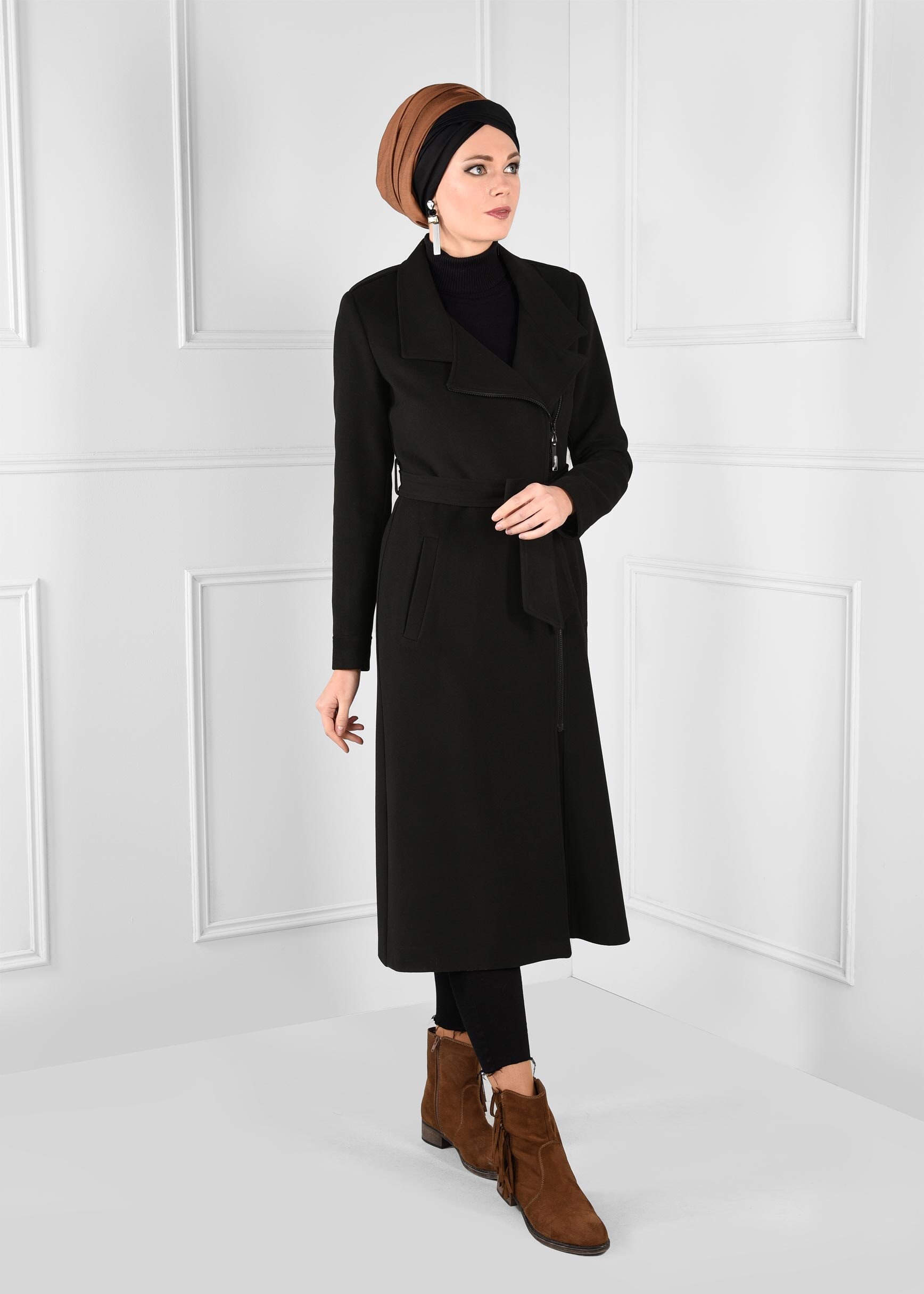 Tesettür giyim SİYAH KUŞAKLI KRUVAZE FERMUARLI KABAN 9690