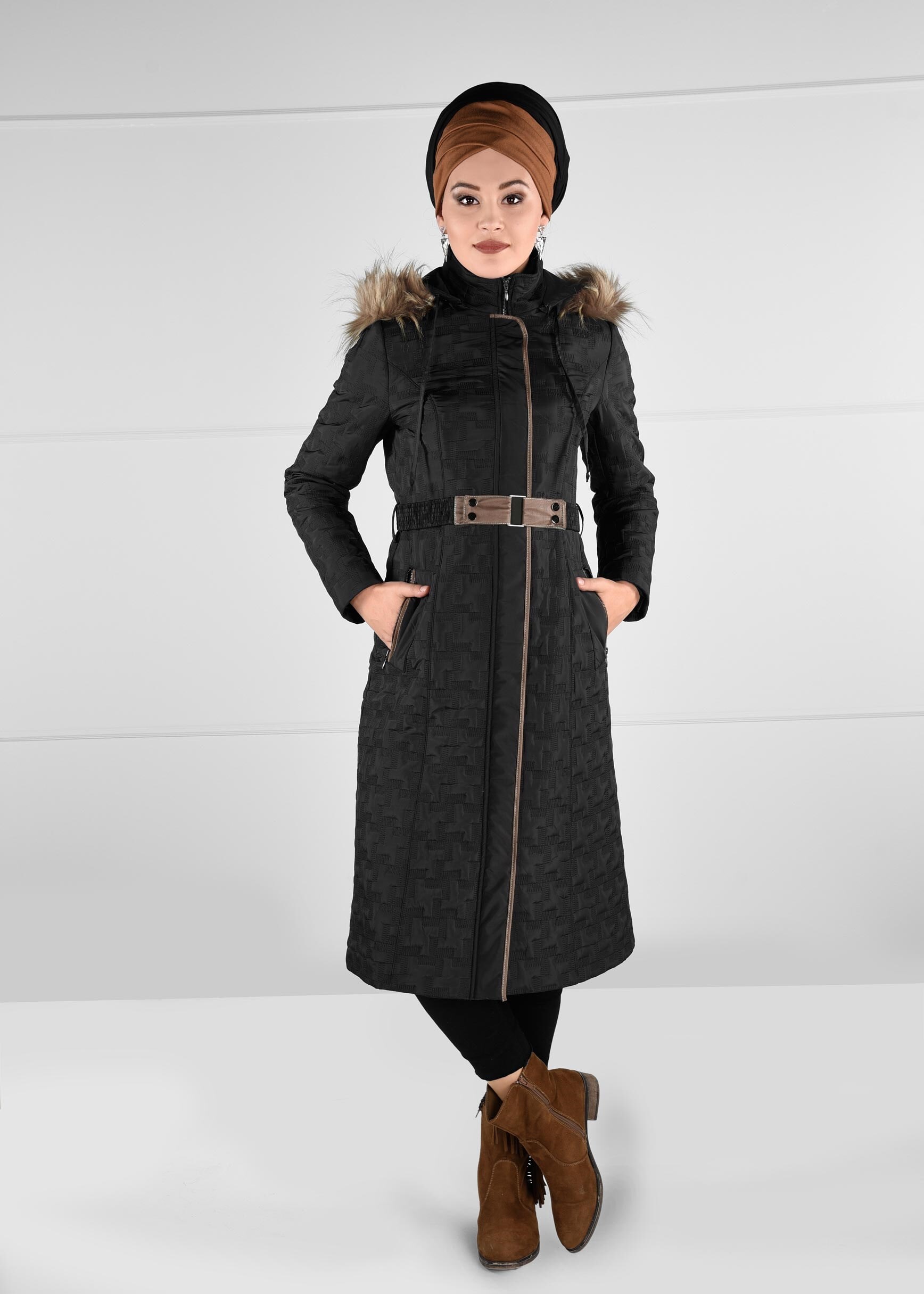 Tesettür giyim SİYAH BELDEN KEMERLİ KAPÜŞONU KÜRKLÜ DESENLİ KABAN 9694