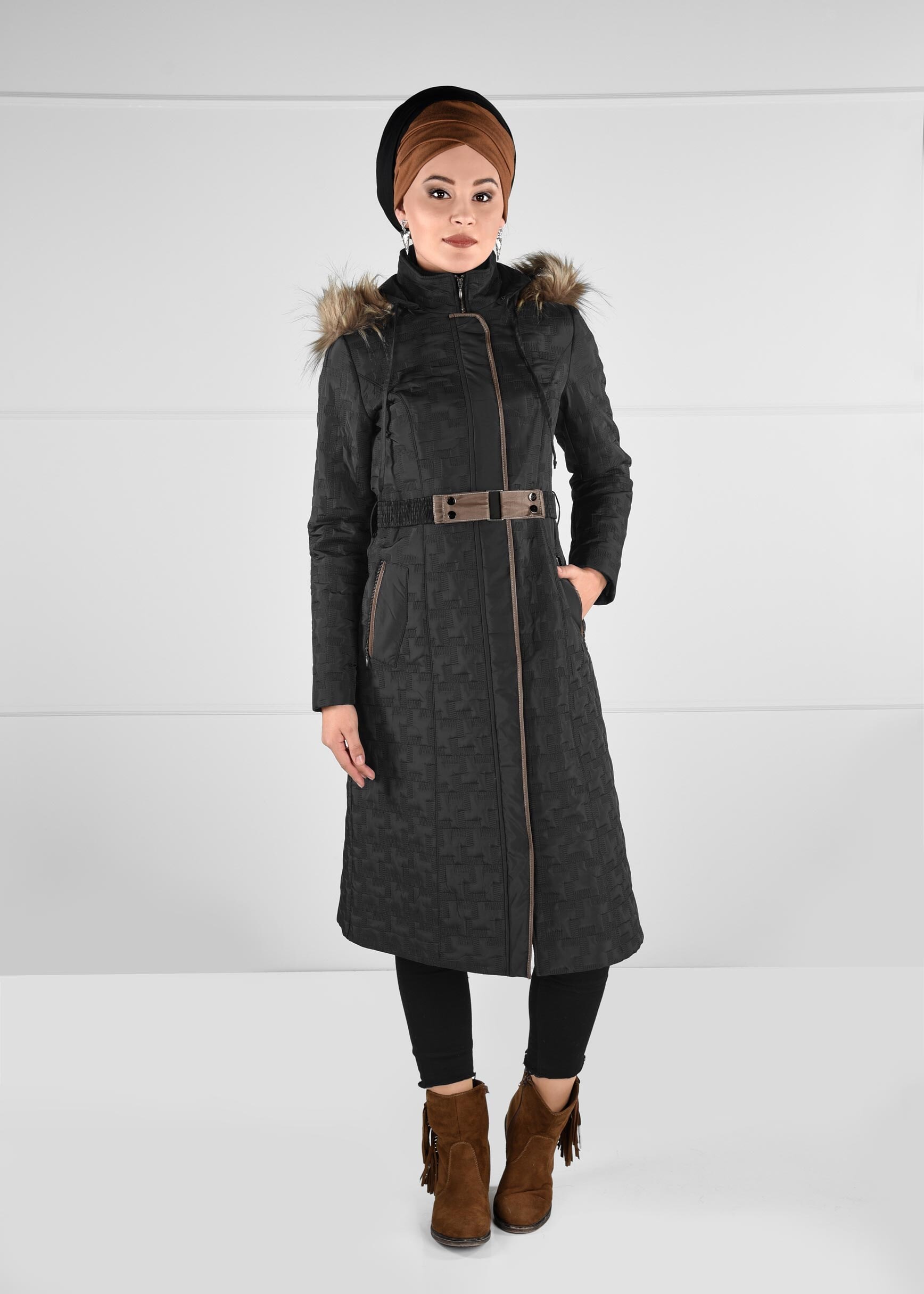 Tesettür giyim SİYAH BELDEN KEMERLİ KAPÜŞONU KÜRKLÜ DESENLİ KABAN 9694