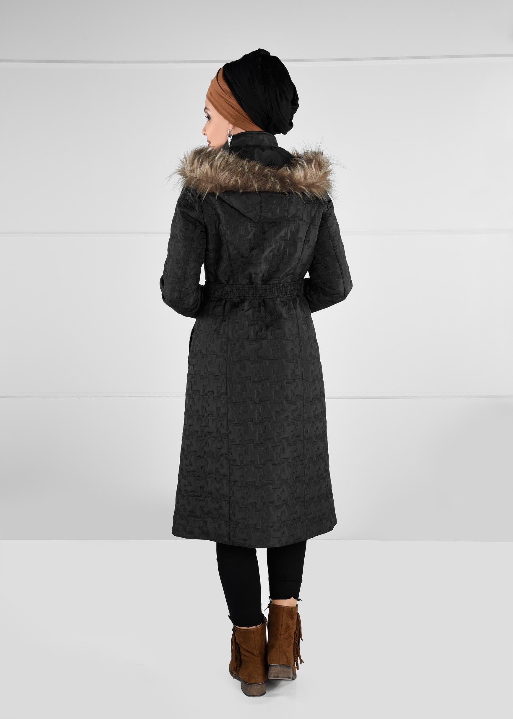 Tesettür giyim SİYAH BELDEN KEMERLİ KAPÜŞONU KÜRKLÜ DESENLİ KABAN 9694