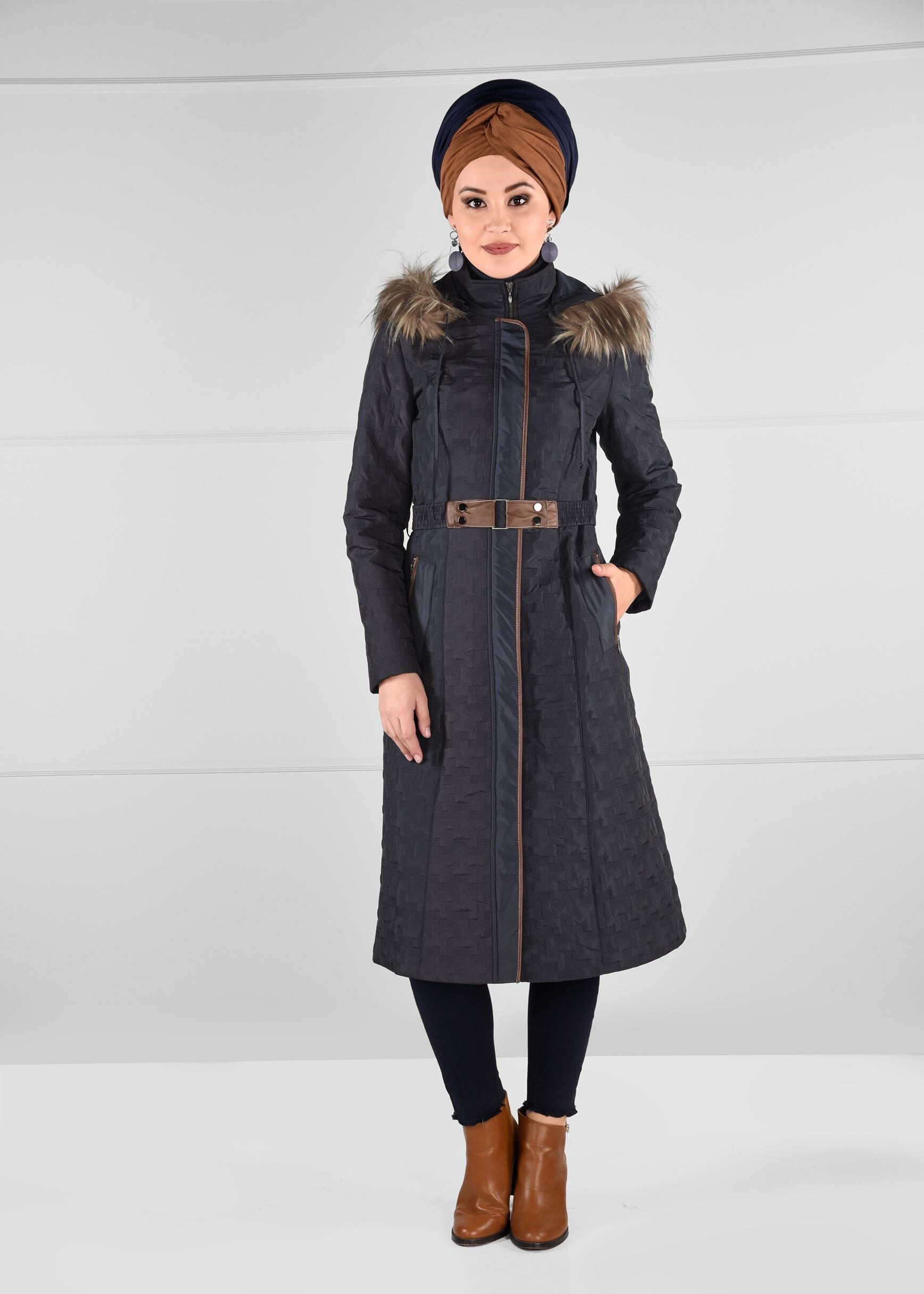 Tesettür giyim LACİVERT BELDEN KEMERLİ KAPÜŞONU KÜRKLÜ DESENLİ KABAN 9694