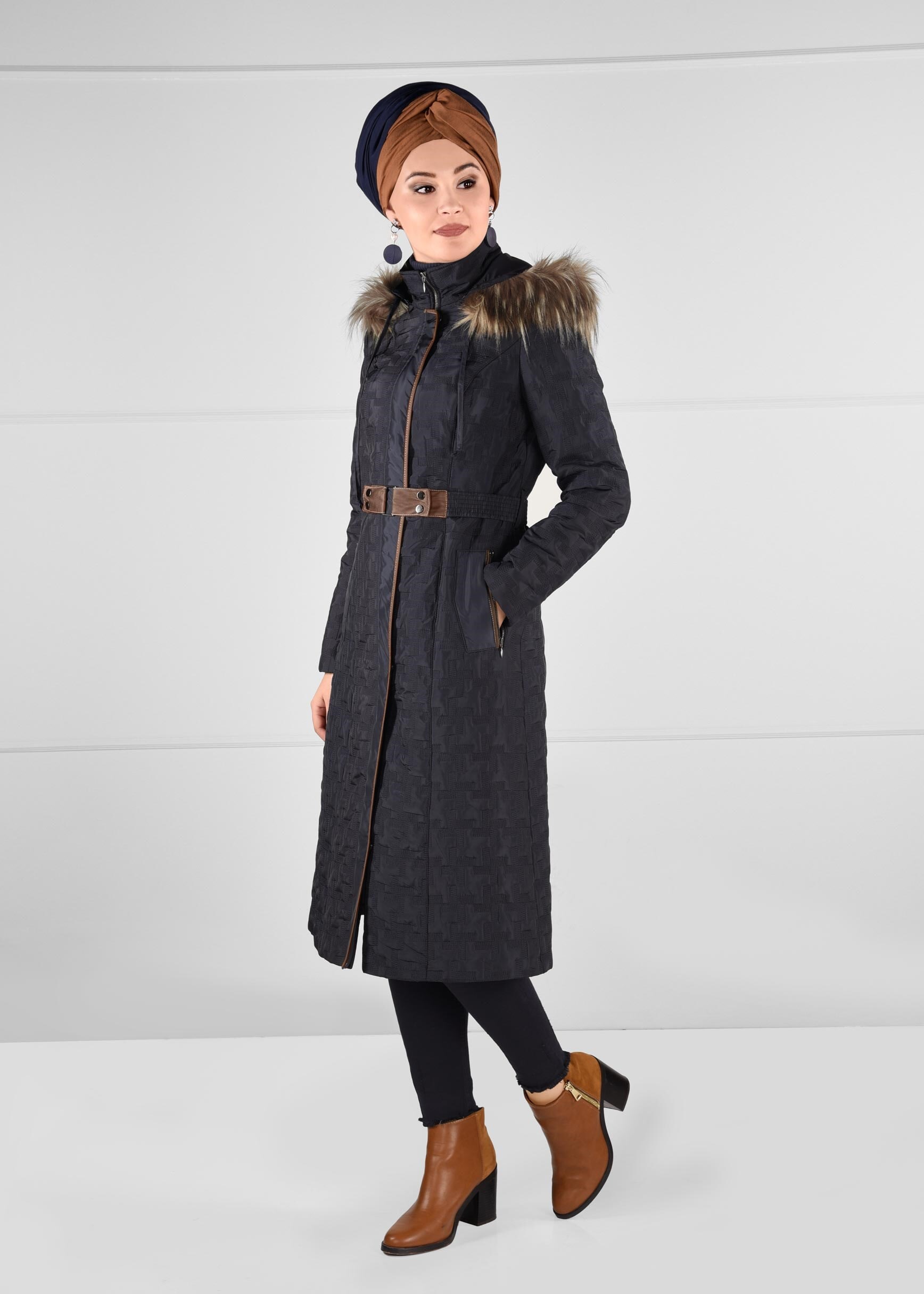 Tesettür giyim LACİVERT BELDEN KEMERLİ KAPÜŞONU KÜRKLÜ DESENLİ KABAN 9694