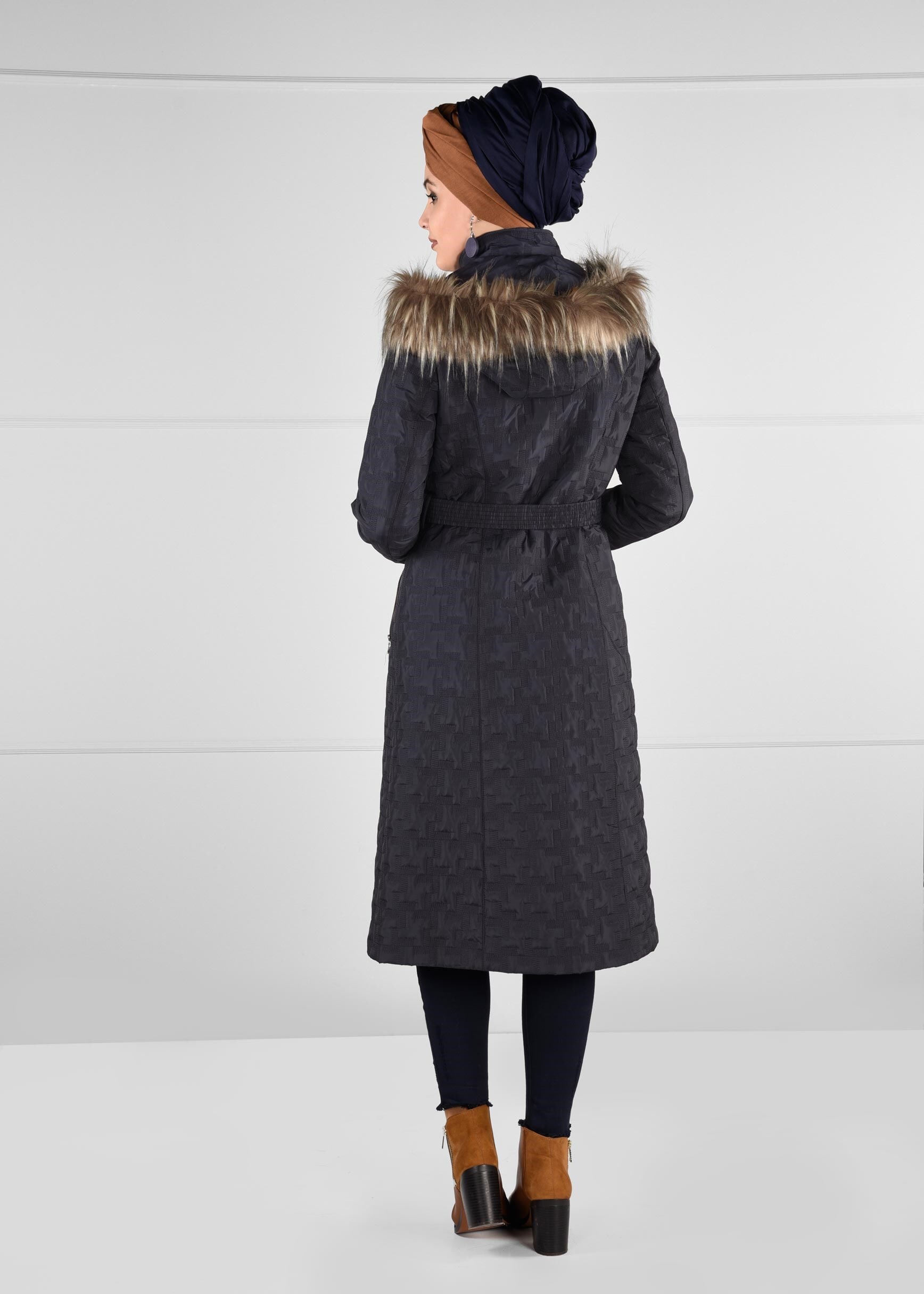 Tesettür giyim LACİVERT BELDEN KEMERLİ KAPÜŞONU KÜRKLÜ DESENLİ KABAN 9694