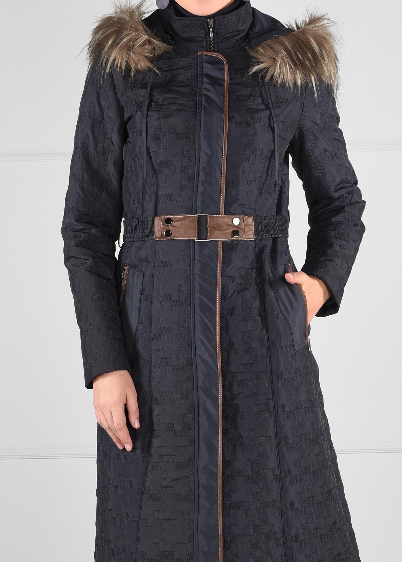 Tesettür giyim LACİVERT BELDEN KEMERLİ KAPÜŞONU KÜRKLÜ DESENLİ KABAN 9694