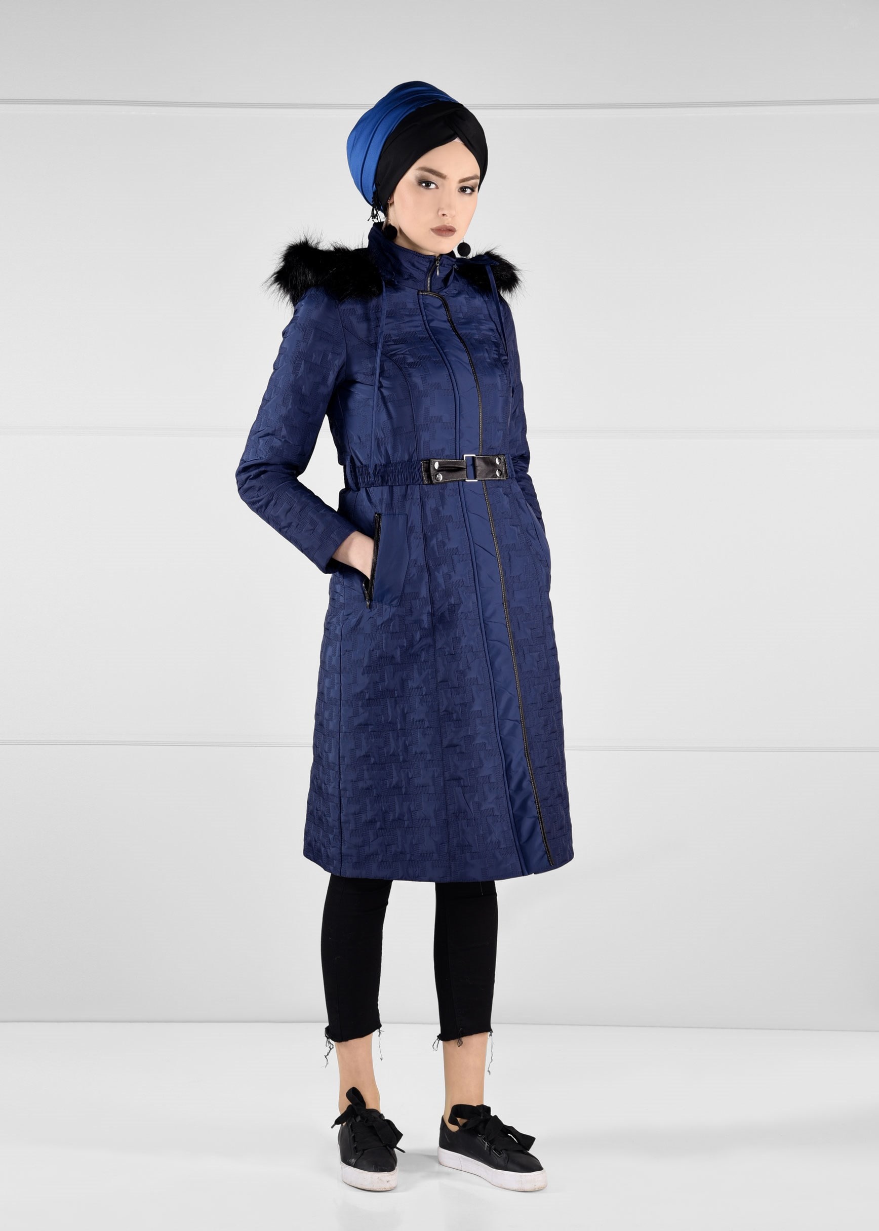 Tesettür giyim LACİVERT BELDEN KEMERLİ KAPÜŞONU KÜRKLÜ DESENLİ KABAN 9694