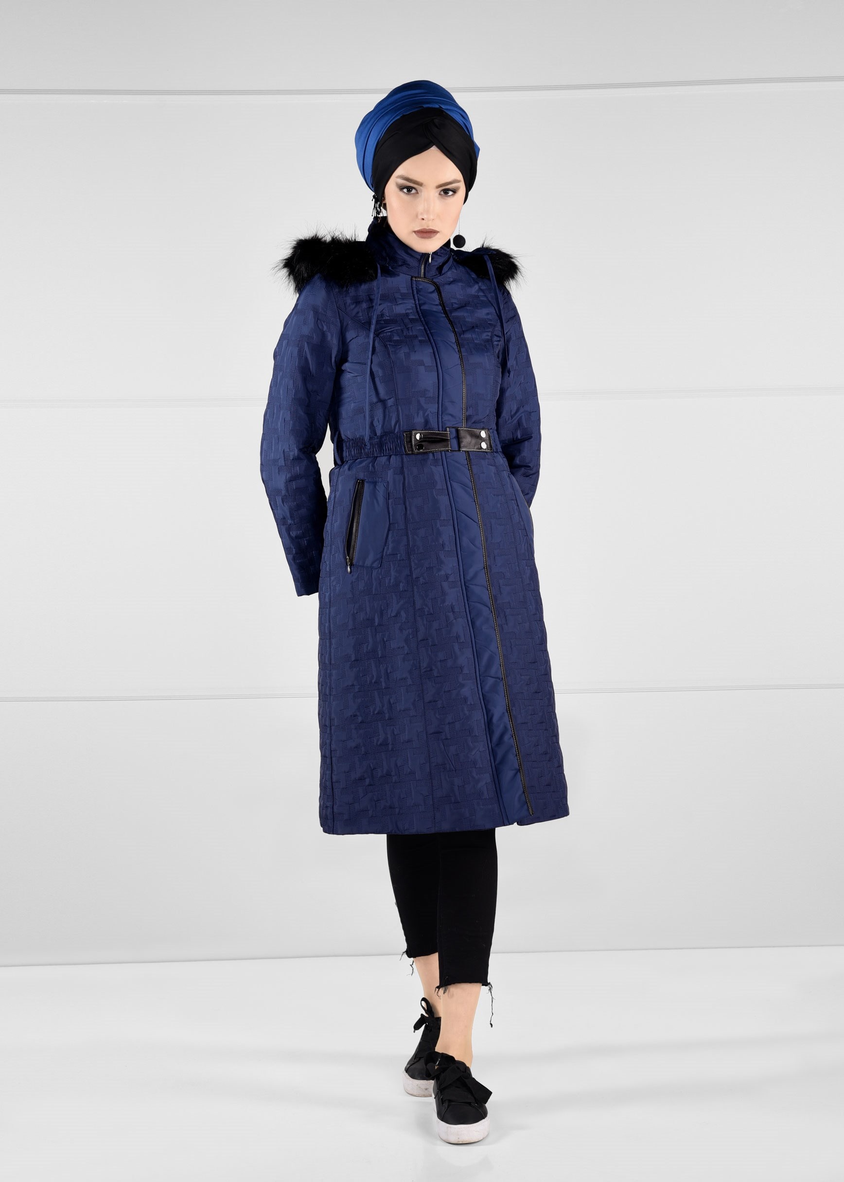 Tesettür giyim LACİVERT BELDEN KEMERLİ KAPÜŞONU KÜRKLÜ DESENLİ KABAN 9694