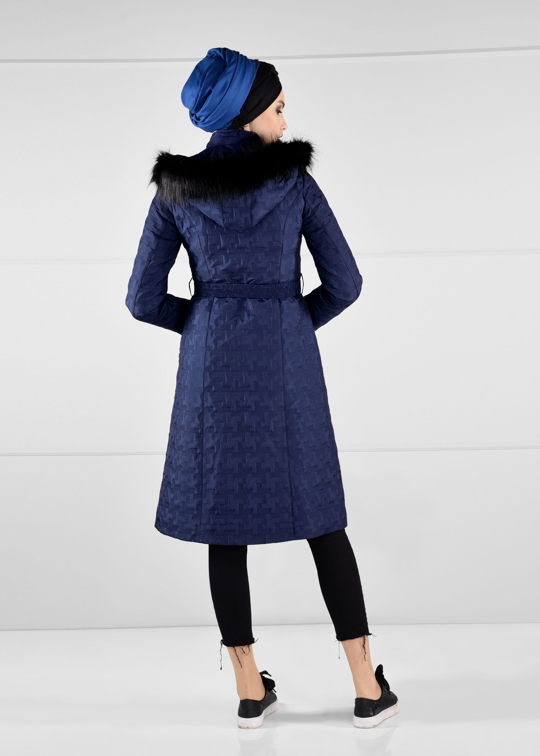 Tesettür giyim LACİVERT BELDEN KEMERLİ KAPÜŞONU KÜRKLÜ DESENLİ KABAN 9694