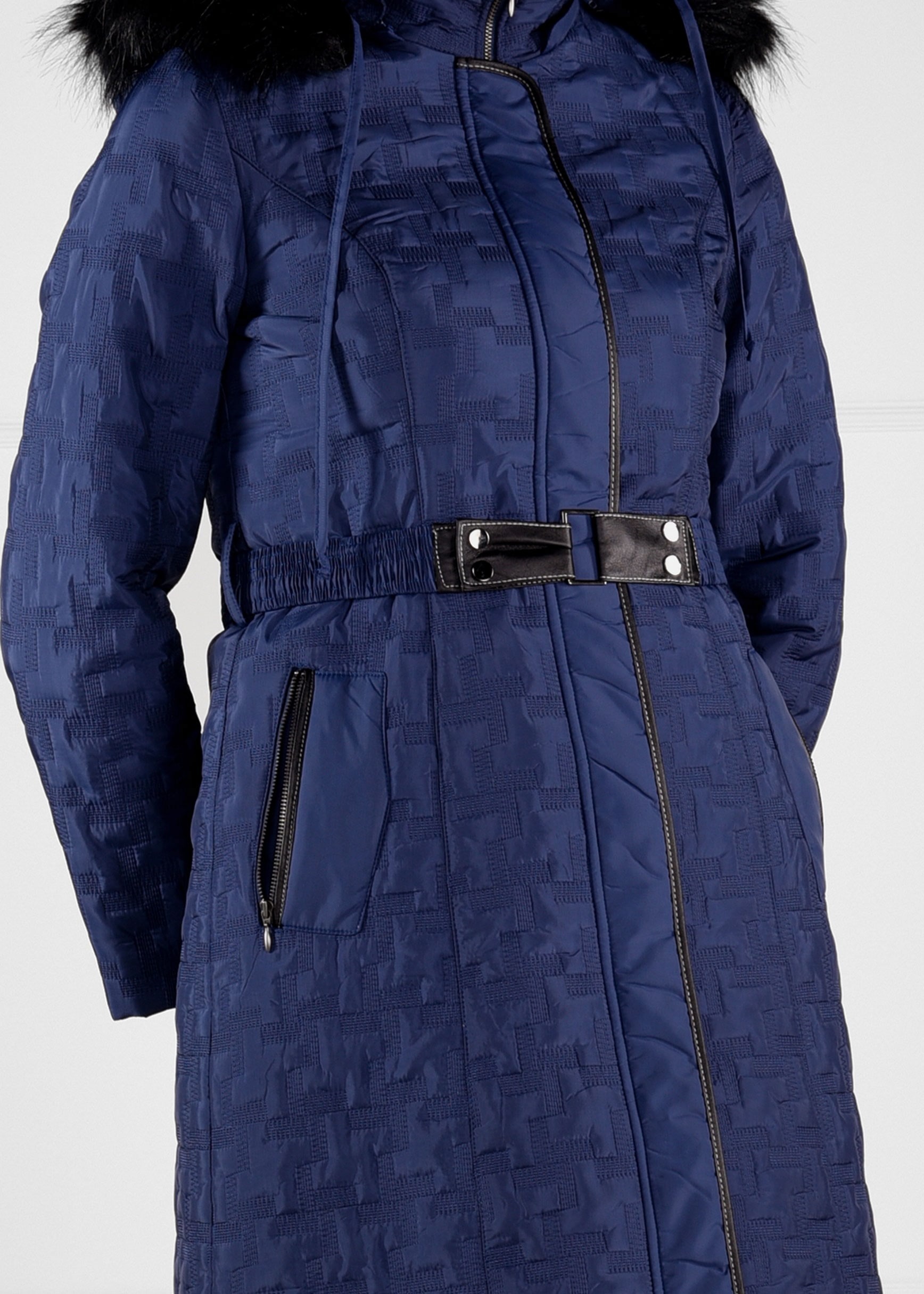 Tesettür giyim LACİVERT BELDEN KEMERLİ KAPÜŞONU KÜRKLÜ DESENLİ KABAN 9694