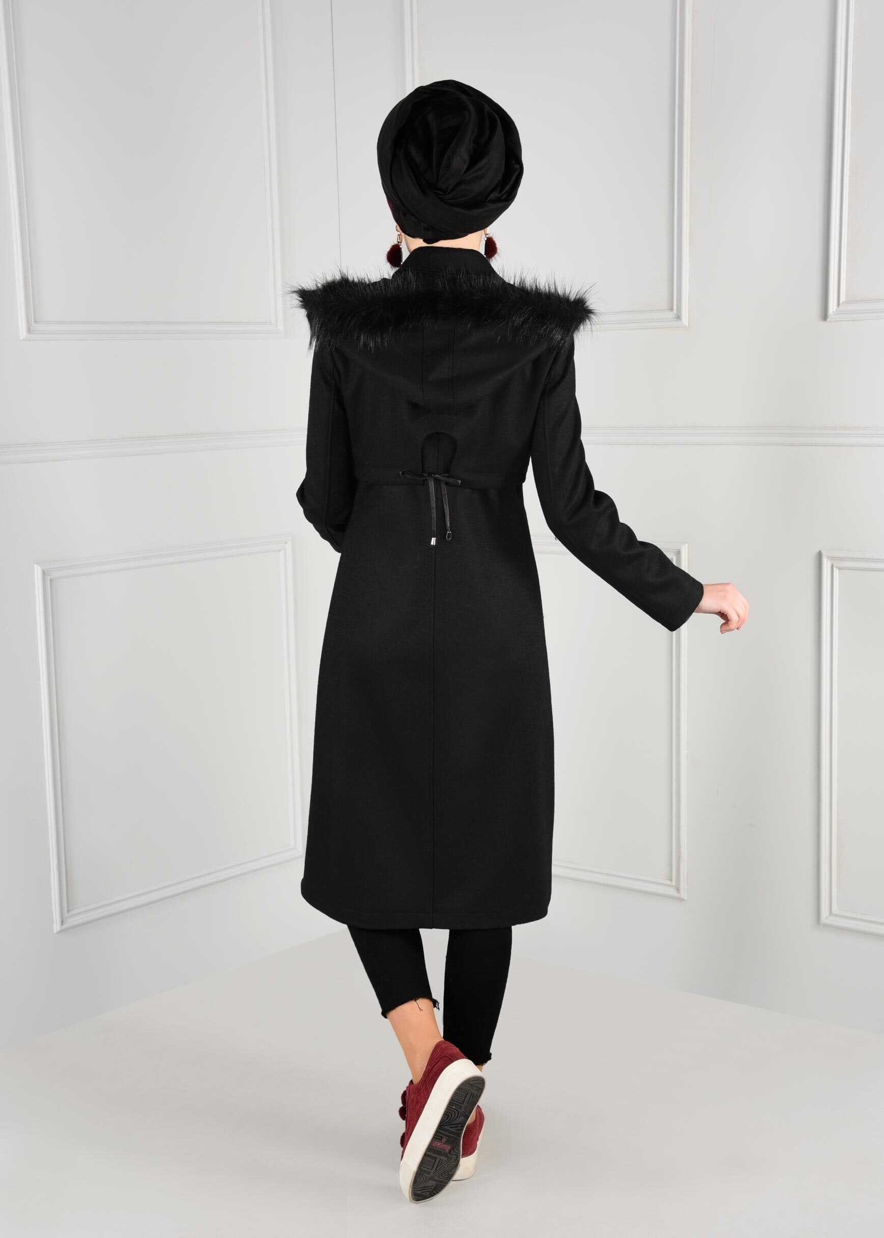 Tesettür giyim SİYAH SIRTI BAĞCIK DETAYLI CEPLERİ FERMUARLI KABAN 9697