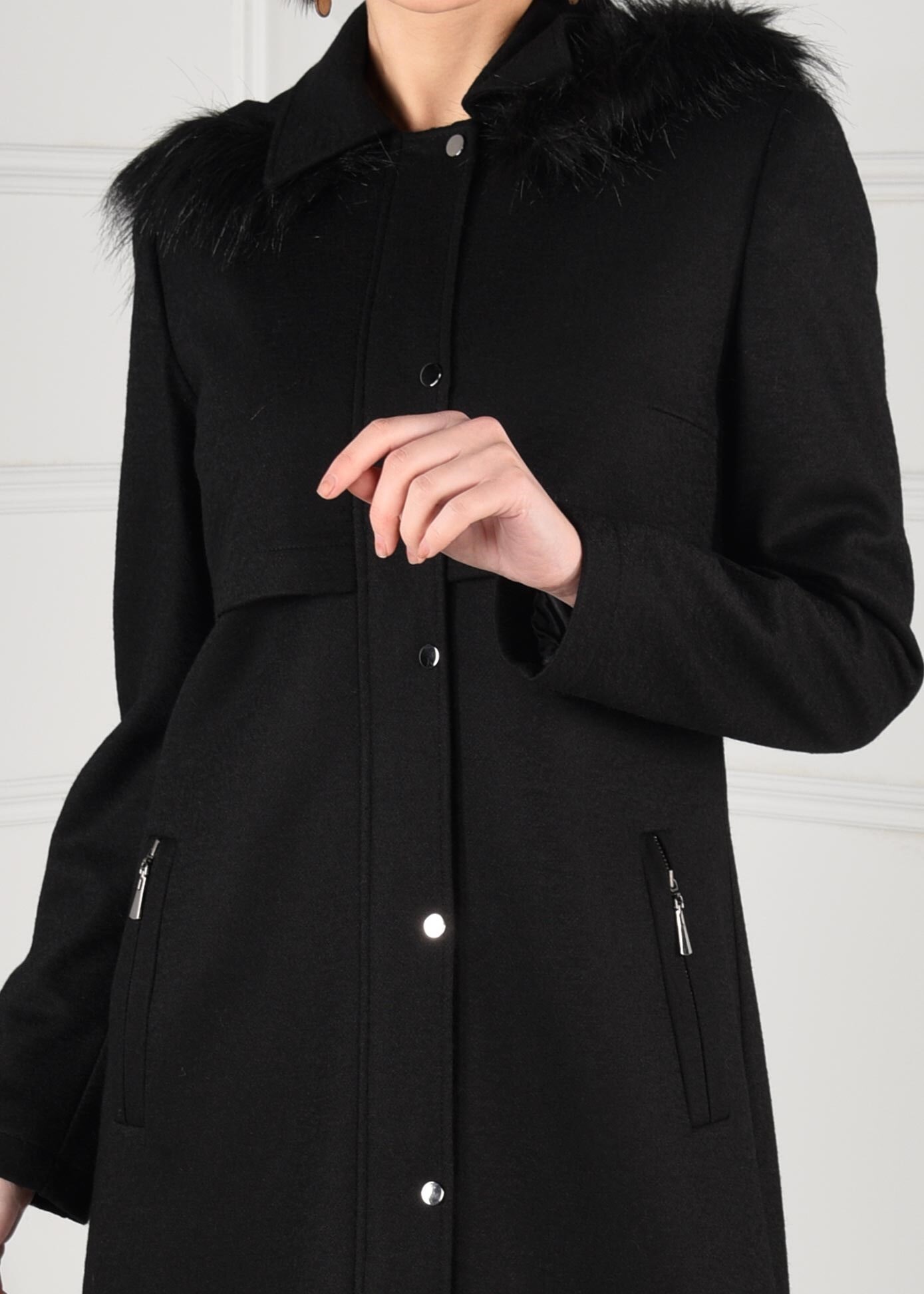 Tesettür giyim SİYAH SIRTI BAĞCIK DETAYLI CEPLERİ FERMUARLI KABAN 9697