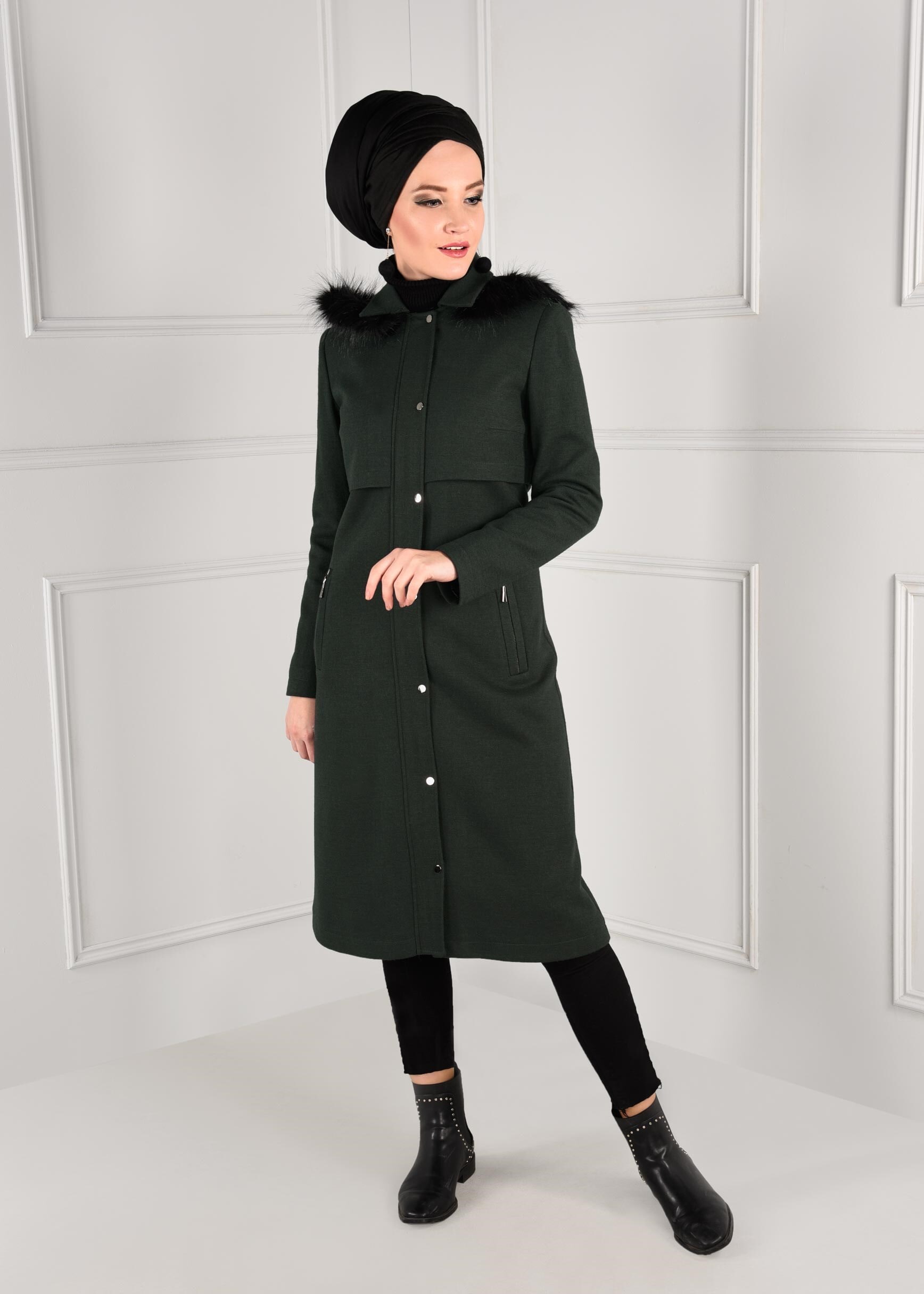 Tesettür giyim YEŞİL SIRTI BAĞCIK DETAYLI CEPLERİ FERMUARLI KABAN 9697