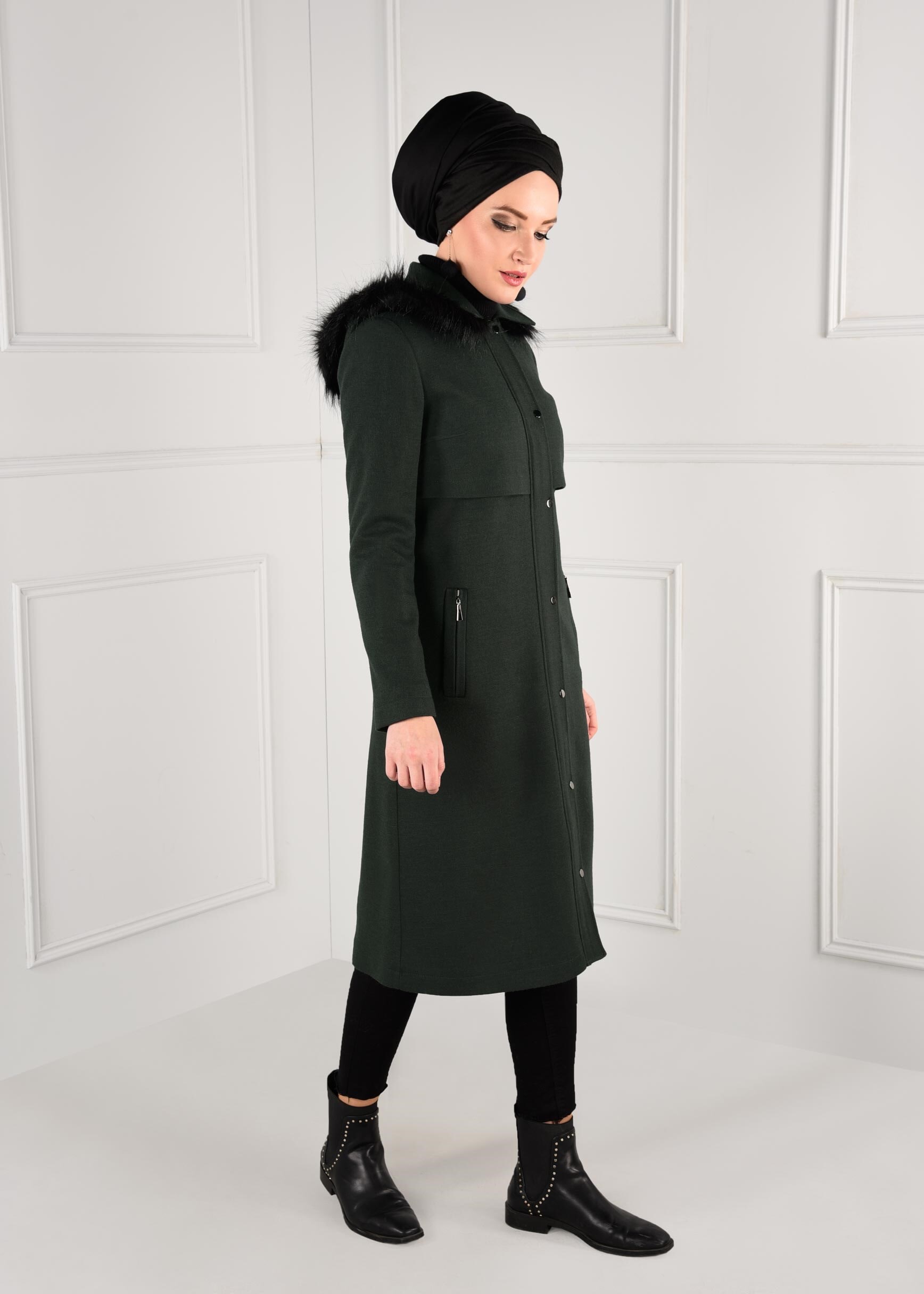 Tesettür giyim YEŞİL SIRTI BAĞCIK DETAYLI CEPLERİ FERMUARLI KABAN 9697