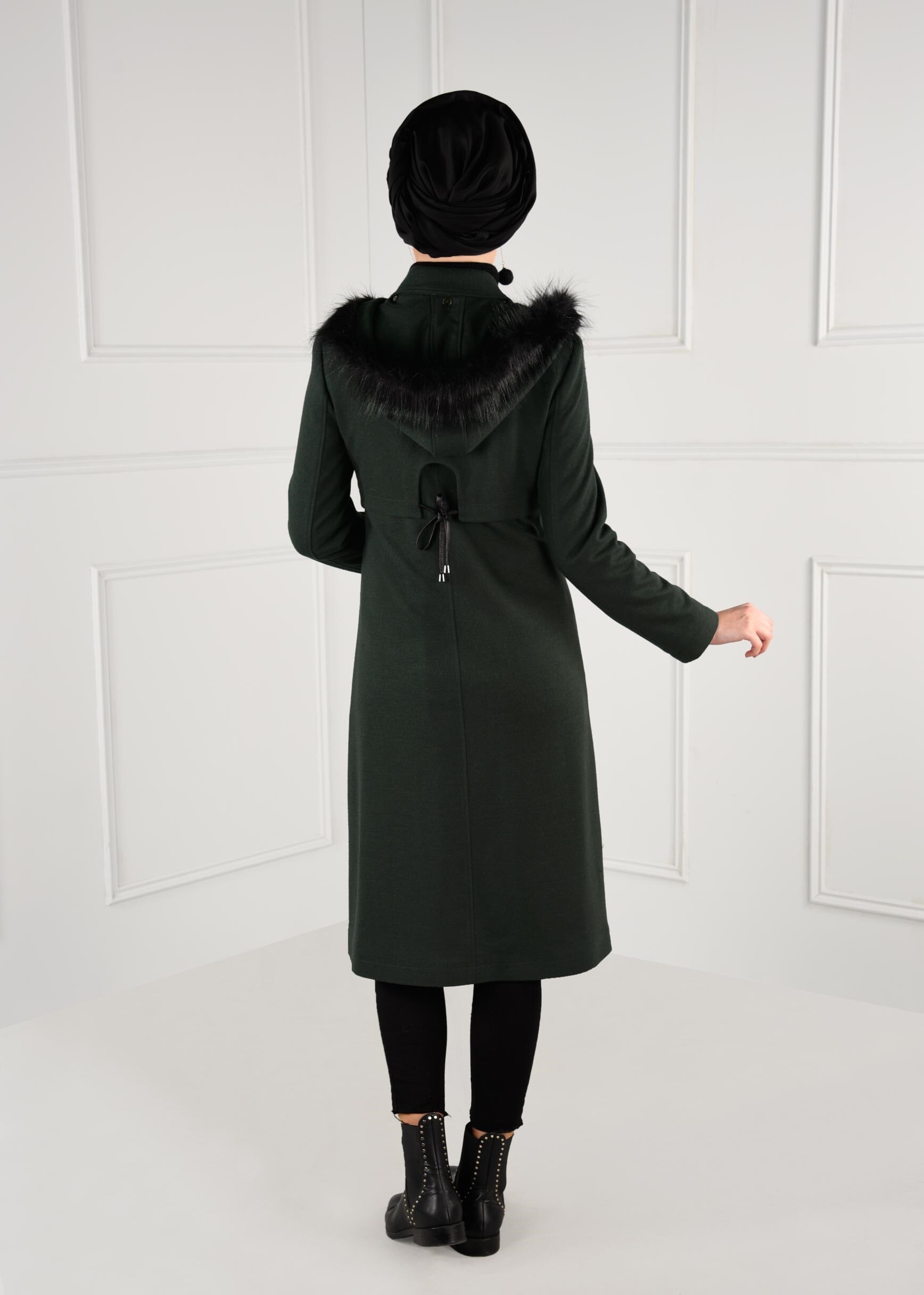 Tesettür giyim YEŞİL SIRTI BAĞCIK DETAYLI CEPLERİ FERMUARLI KABAN 9697