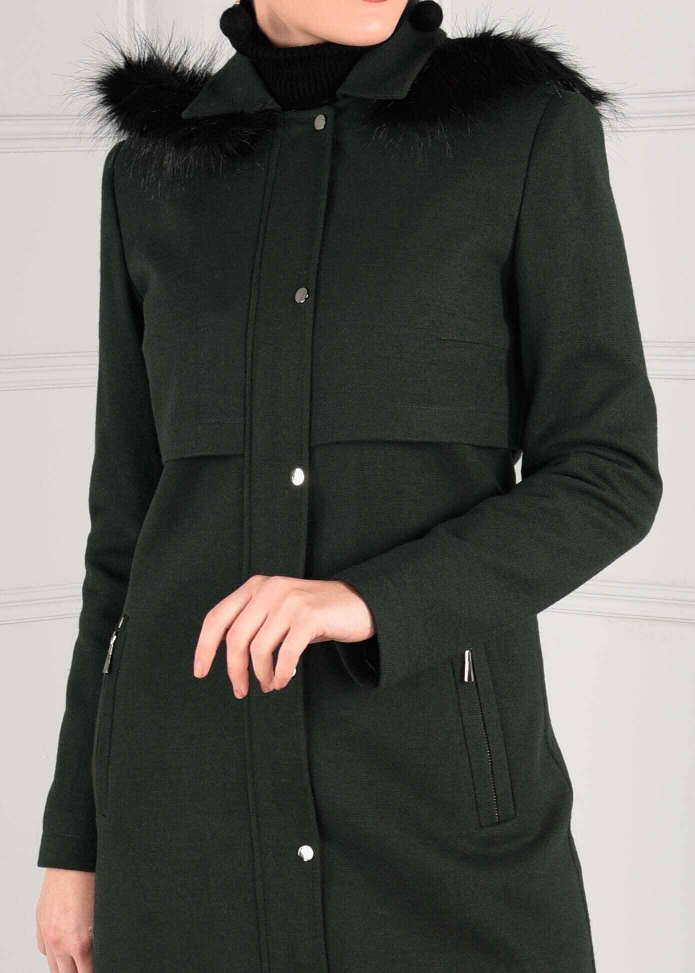 Tesettür giyim YEŞİL SIRTI BAĞCIK DETAYLI CEPLERİ FERMUARLI KABAN 9697