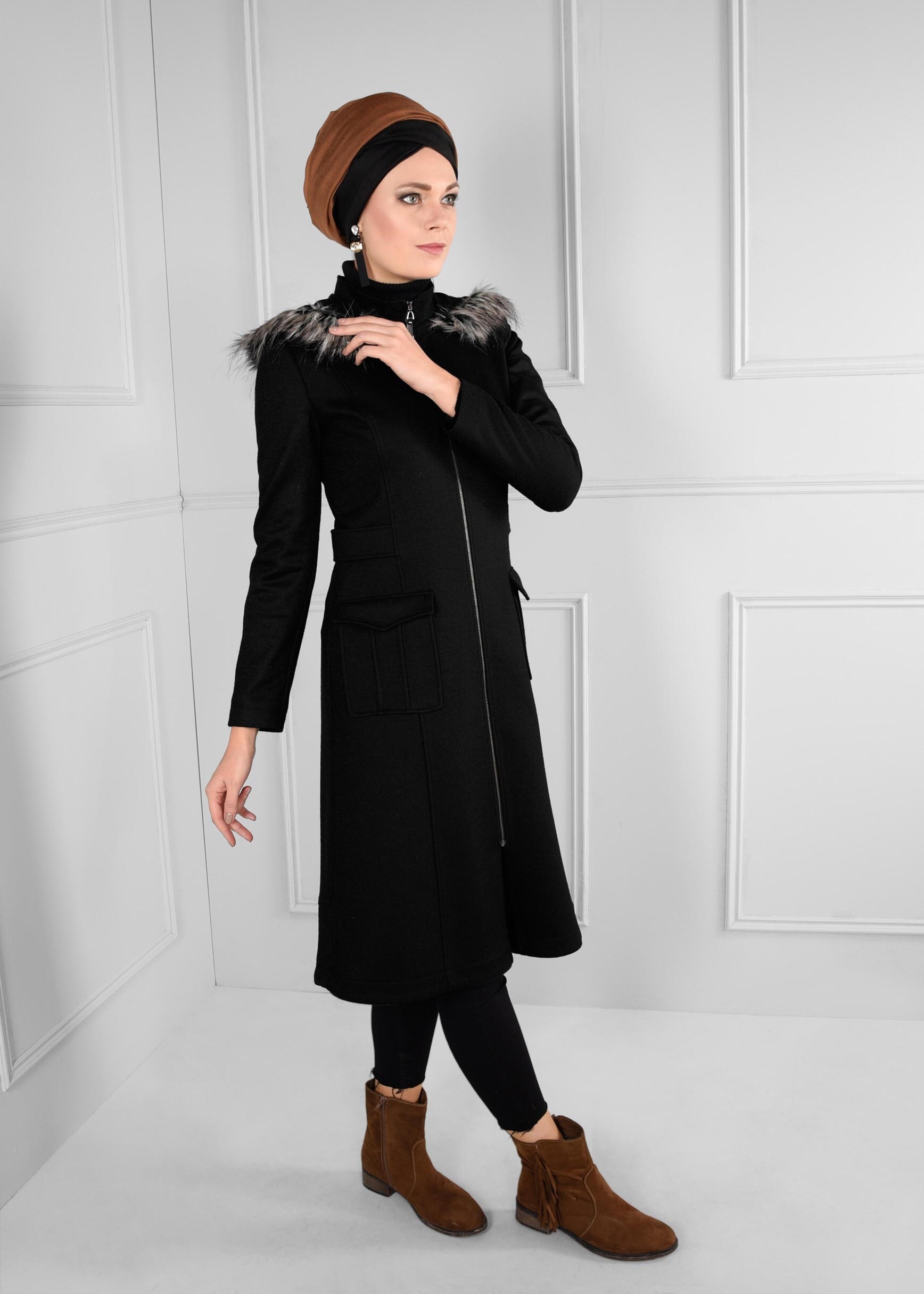 Tesettür giyim SİYAH KAPÜŞONU KÜRKLÜ CEPLİ FERMUARLI KABAN 9698