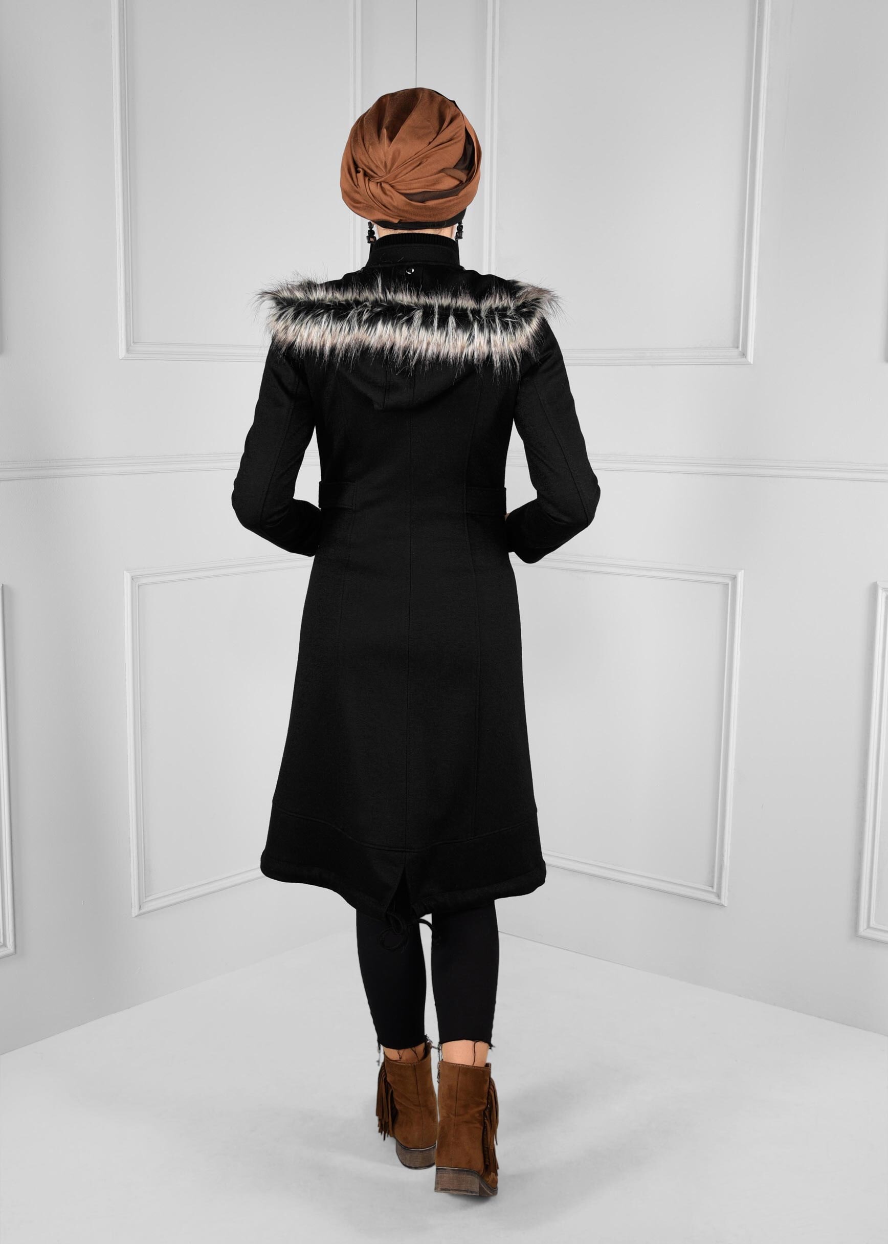 Tesettür giyim SİYAH KAPÜŞONU KÜRKLÜ CEPLİ FERMUARLI KABAN 9698