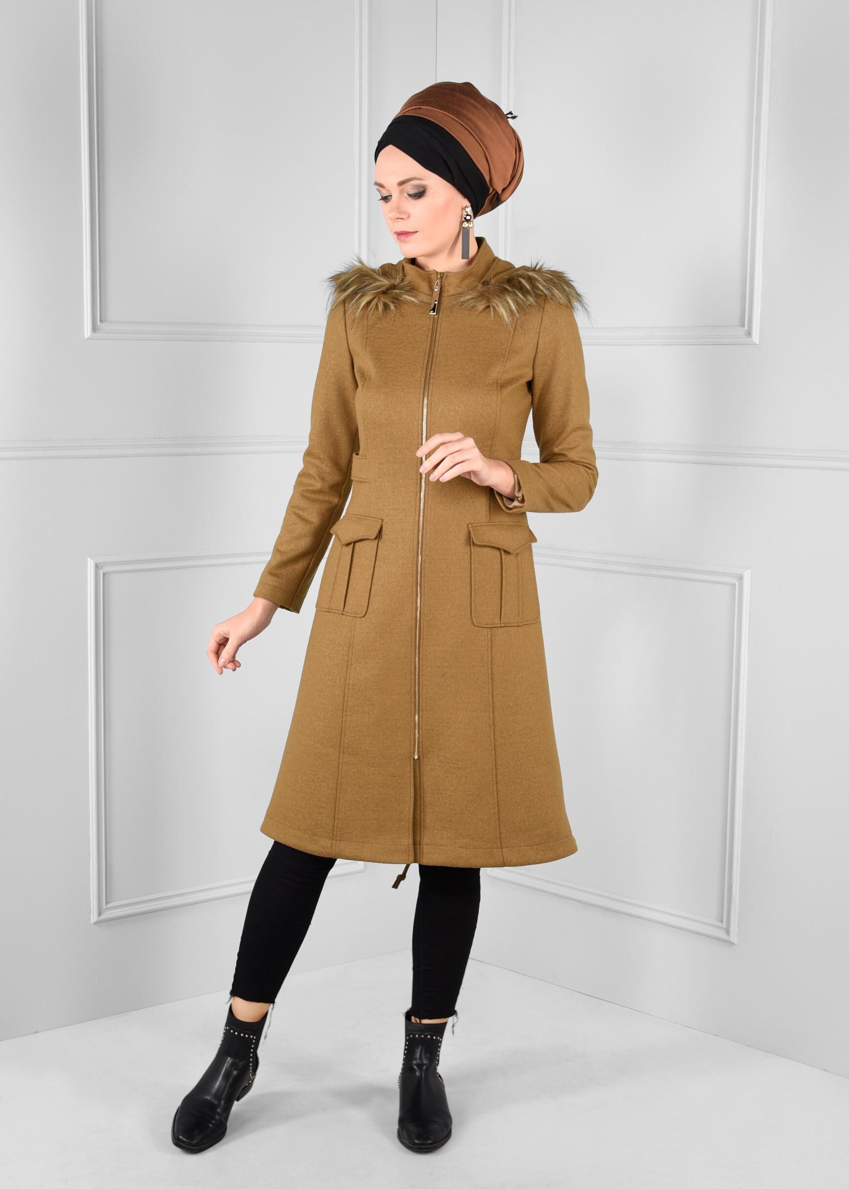 Tesettür giyim KAHVE KAPÜŞONU KÜRKLÜ CEPLİ FERMUARLI KABAN 9698
