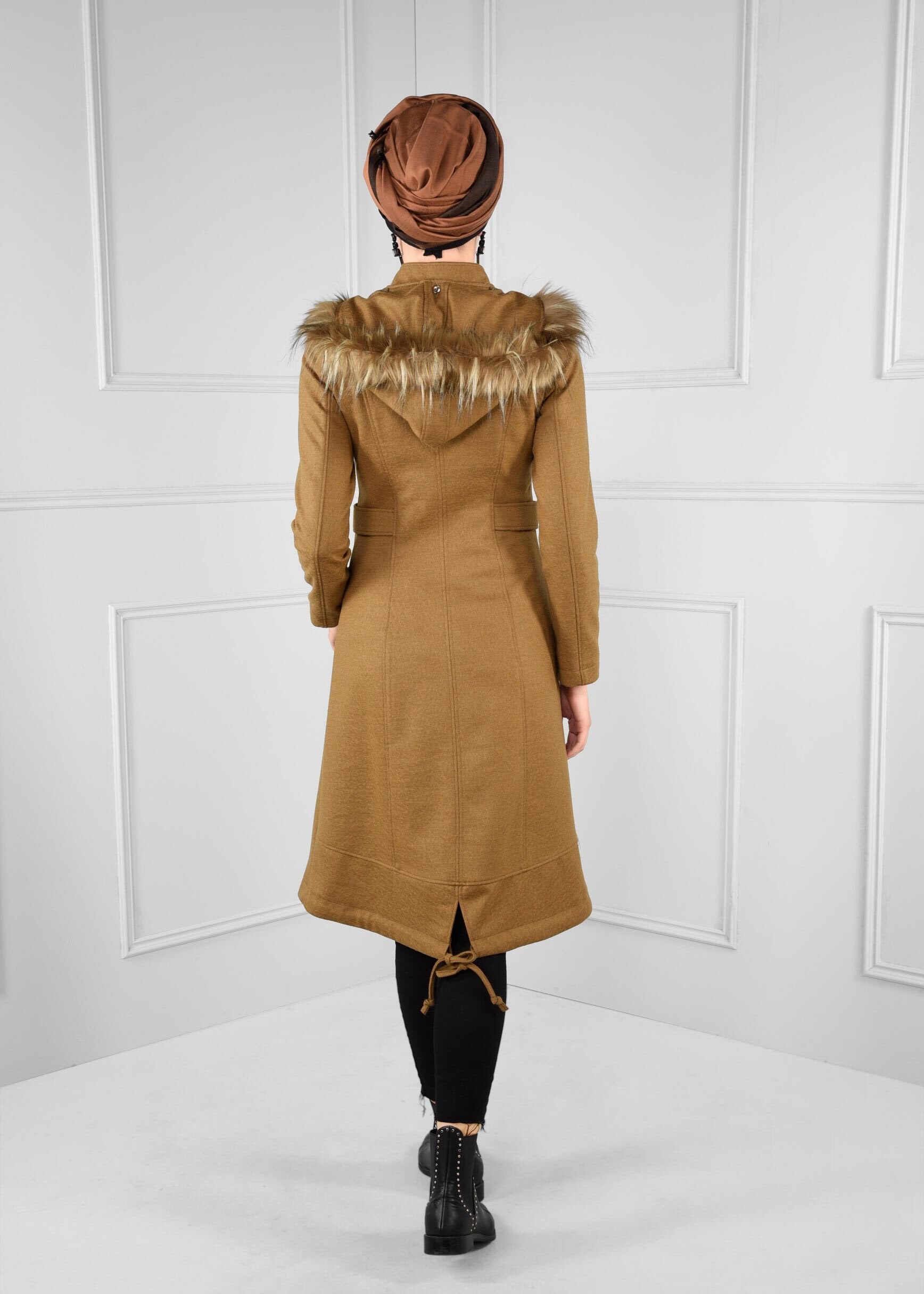 Tesettür giyim KAHVE KAPÜŞONU KÜRKLÜ CEPLİ FERMUARLI KABAN 9698