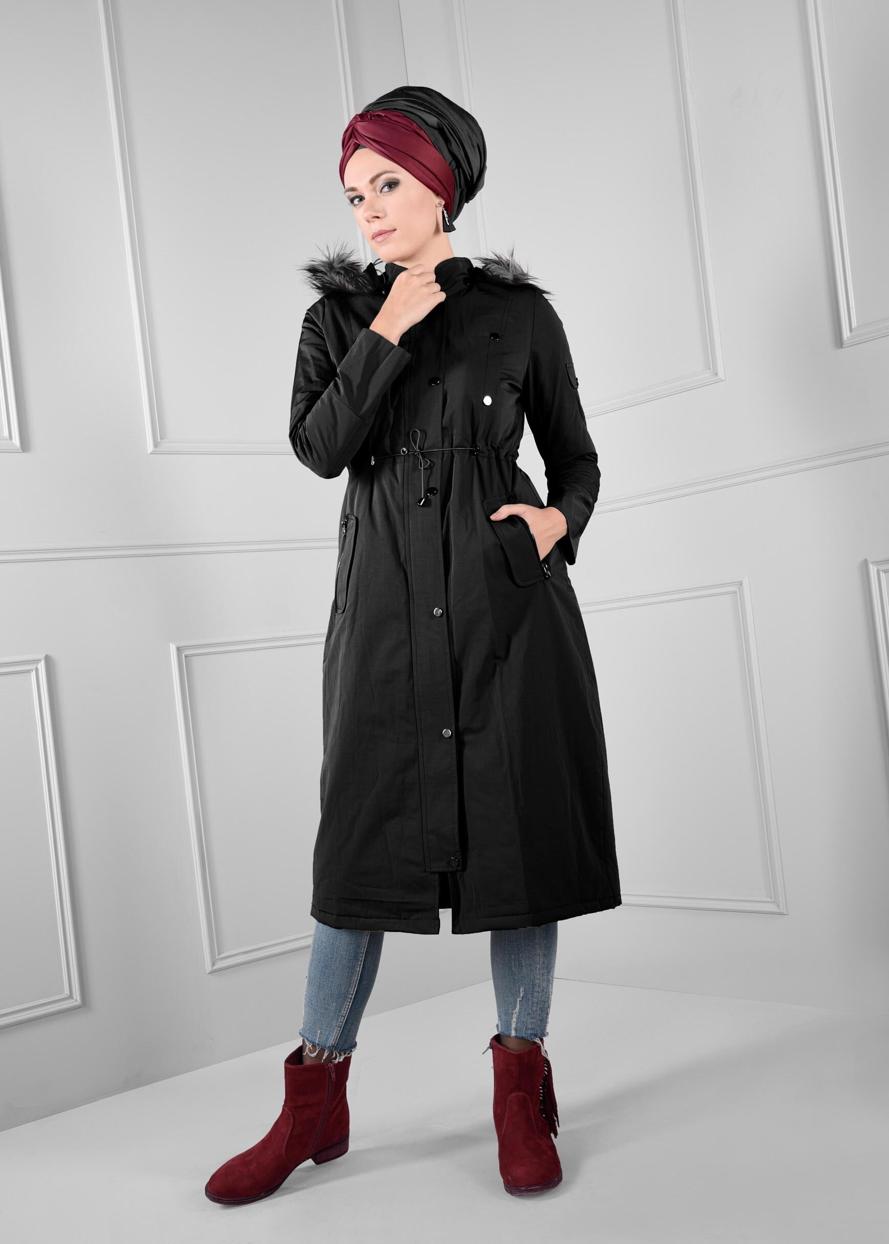 Tesettür giyim SİYAH BELİ BAĞCIKLI KAPÜŞONU PELUŞ DETAYLI CEPLİ KABAN 9702