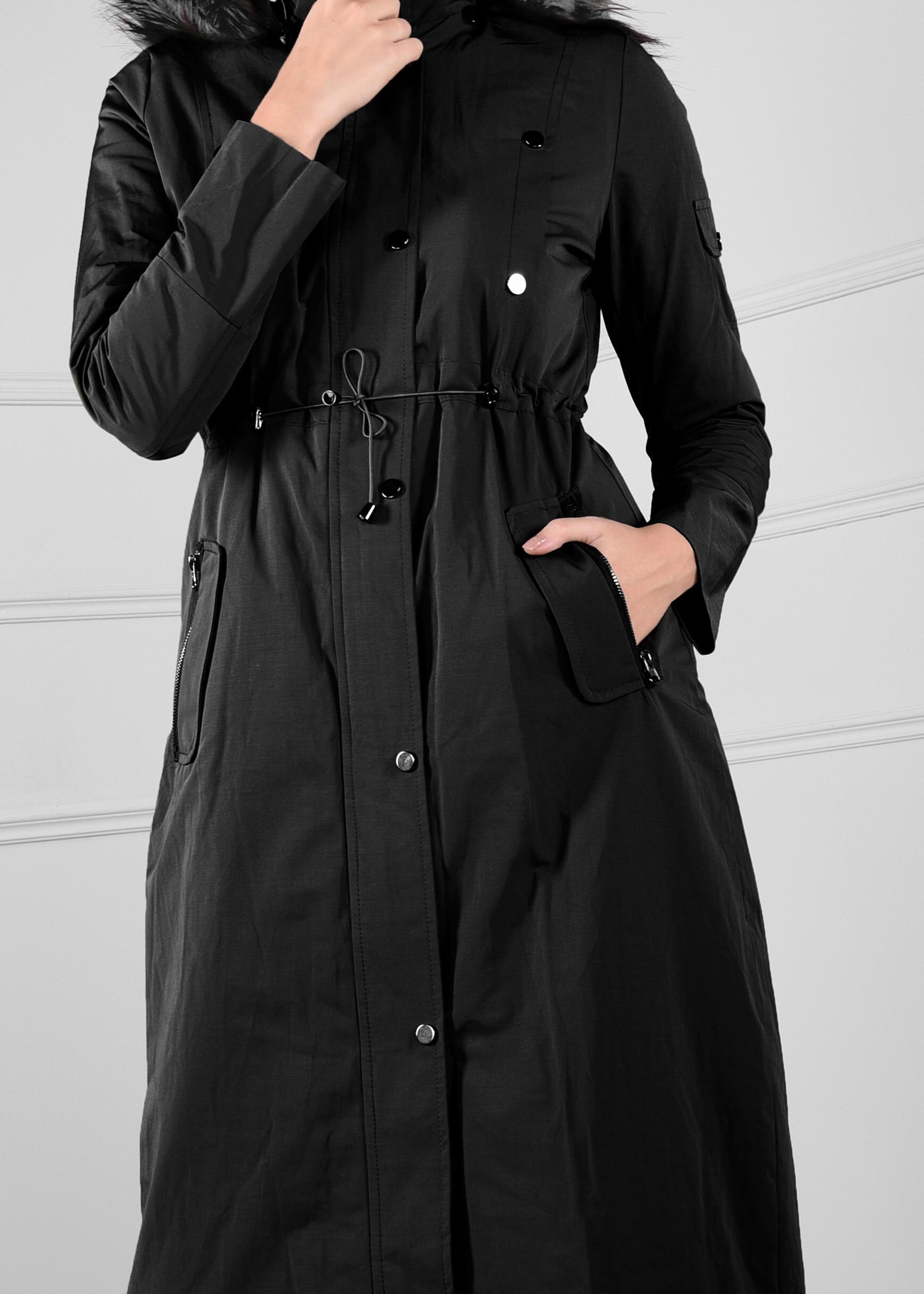 Tesettür giyim SİYAH BELİ BAĞCIKLI KAPÜŞONU PELUŞ DETAYLI CEPLİ KABAN 9702