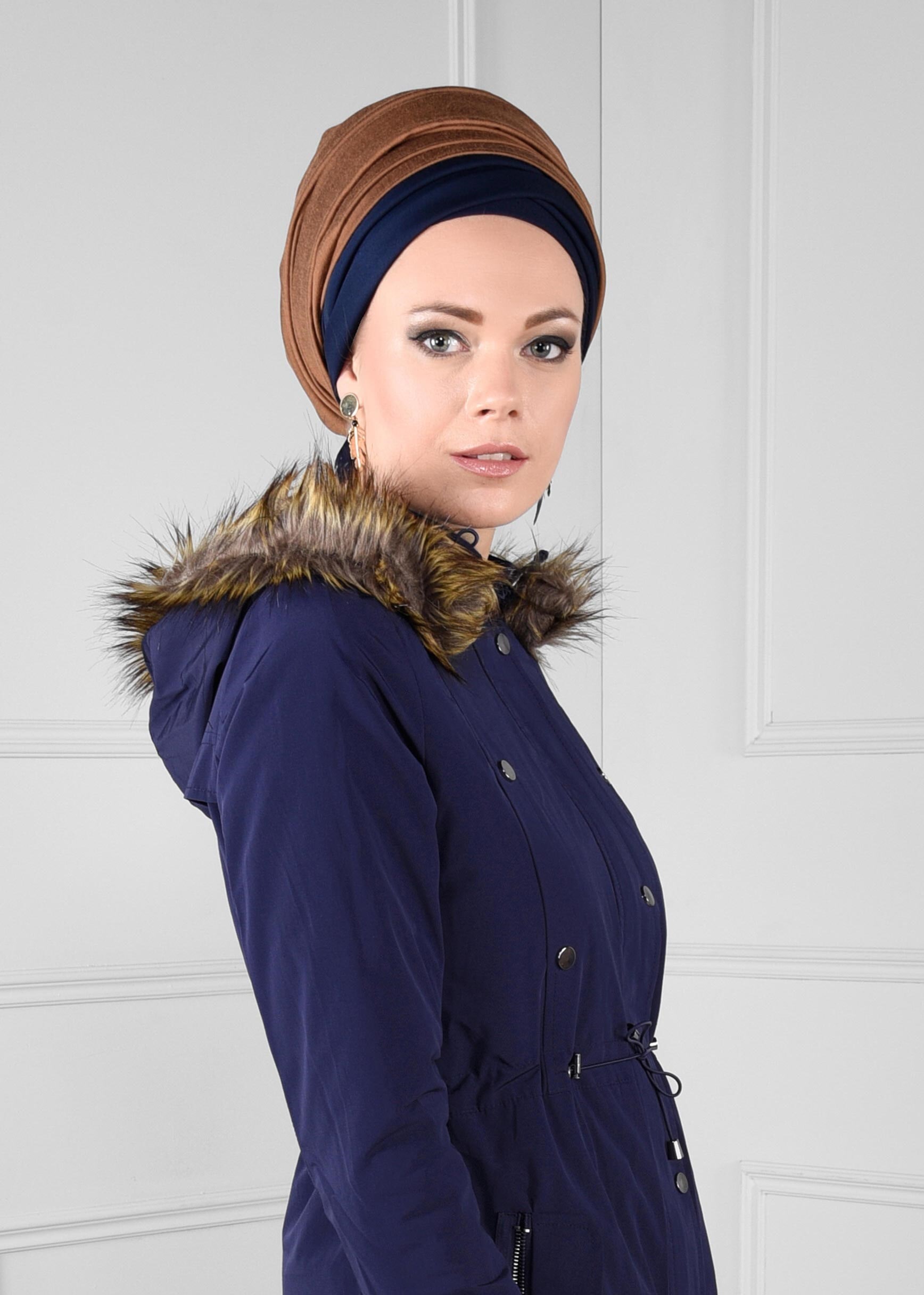 Tesettür giyim LACİVERT BELİ BAĞCIKLI KAPÜŞONU PELUŞ DETAYLI CEPLİ KABAN 9702