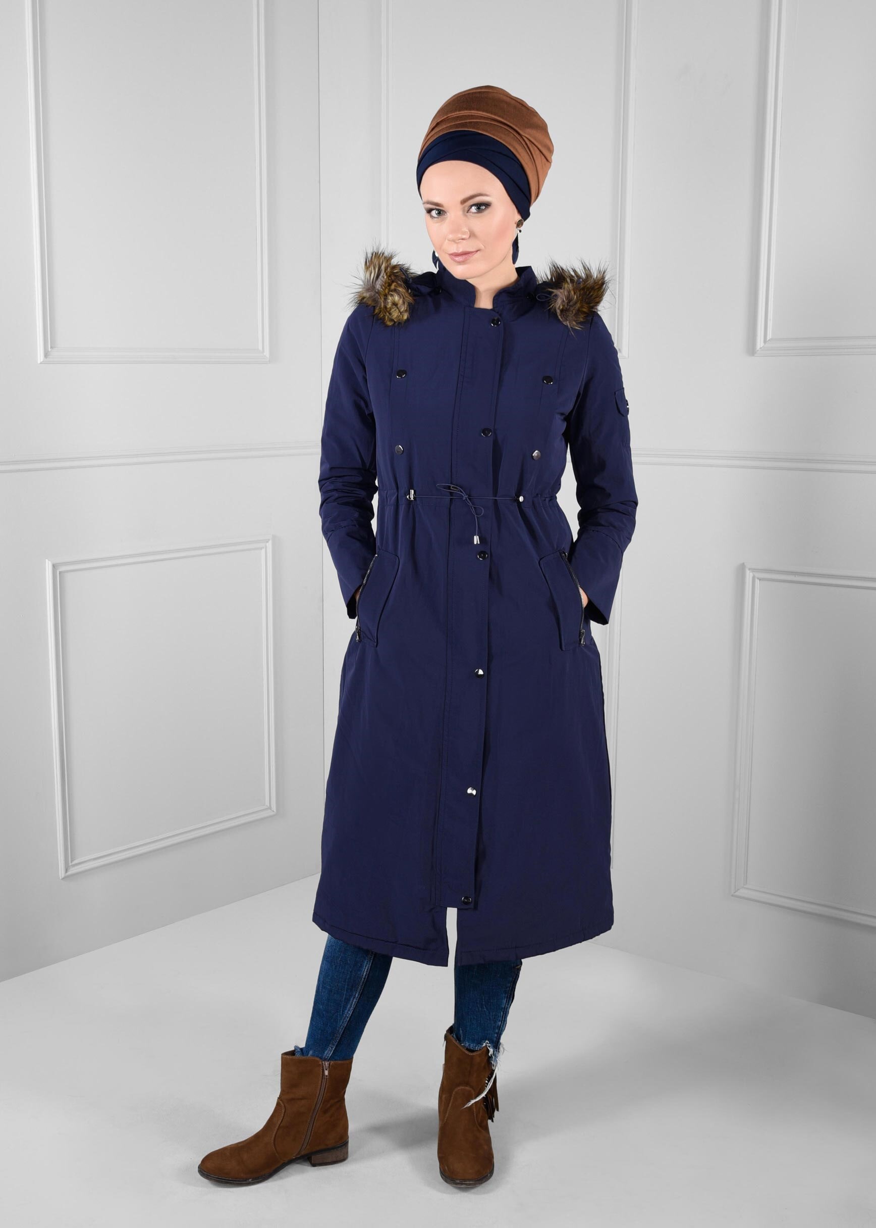 Tesettür giyim LACİVERT BELİ BAĞCIKLI KAPÜŞONU PELUŞ DETAYLI CEPLİ KABAN 9702