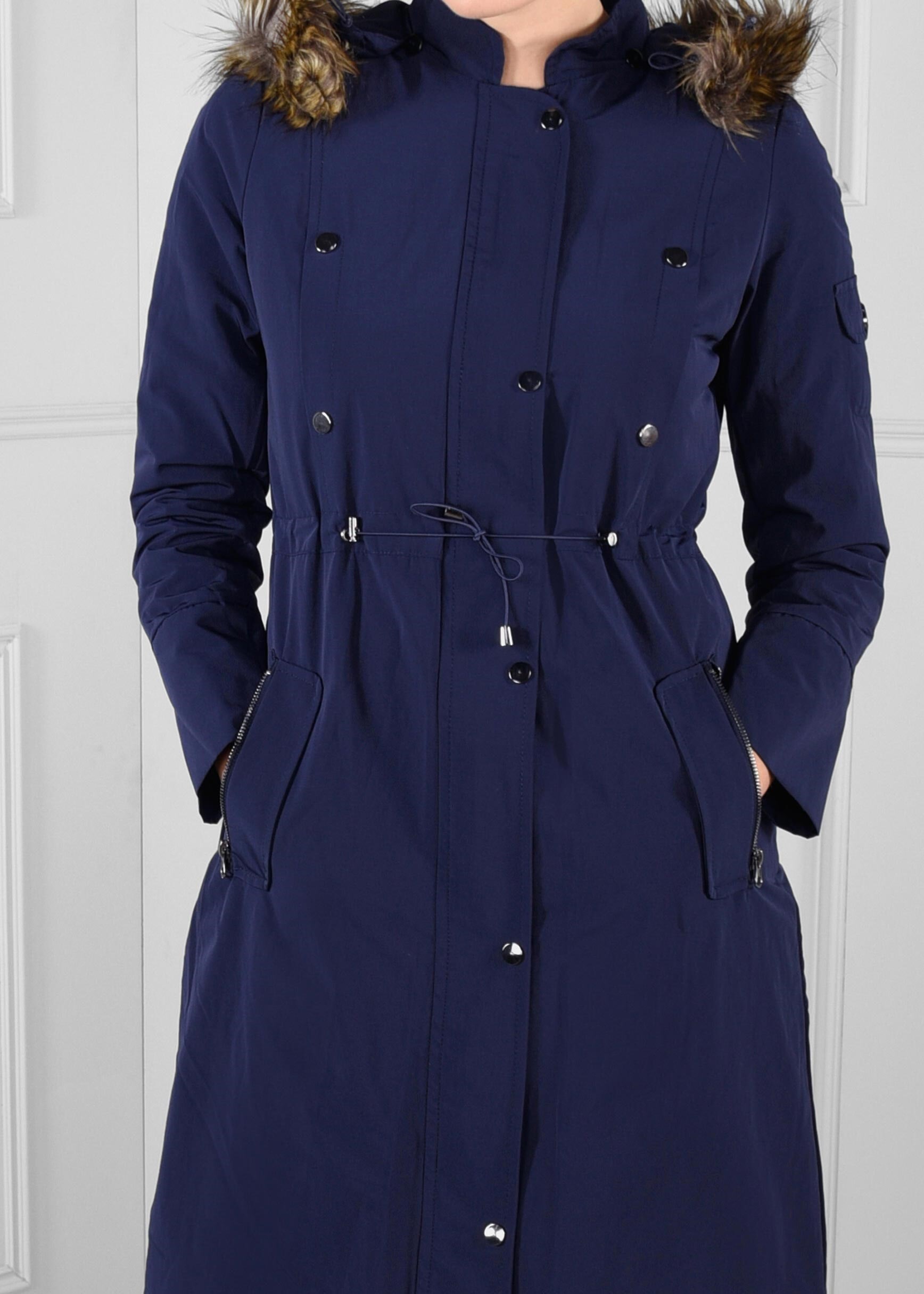 Tesettür giyim LACİVERT BELİ BAĞCIKLI KAPÜŞONU PELUŞ DETAYLI CEPLİ KABAN 9702