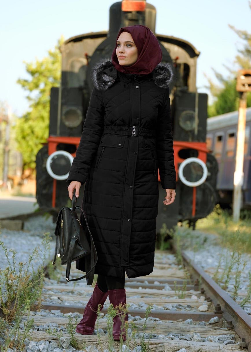 Tesettür giyim SİYAH CEPLİ KEMERLİ KAPİTONE KABAN 9706
