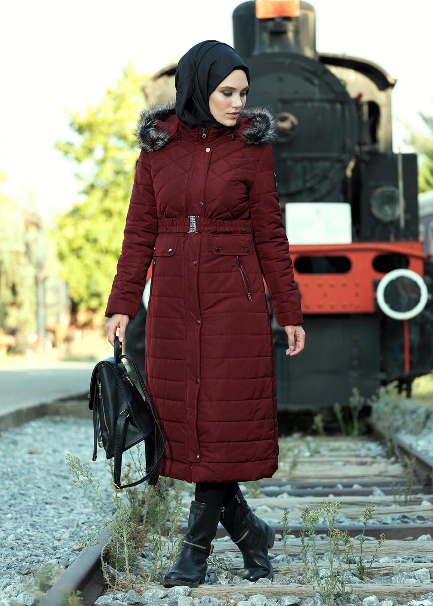 Tesettür giyim BORDO CEPLİ KEMERLİ KAPİTONE KABAN 9706