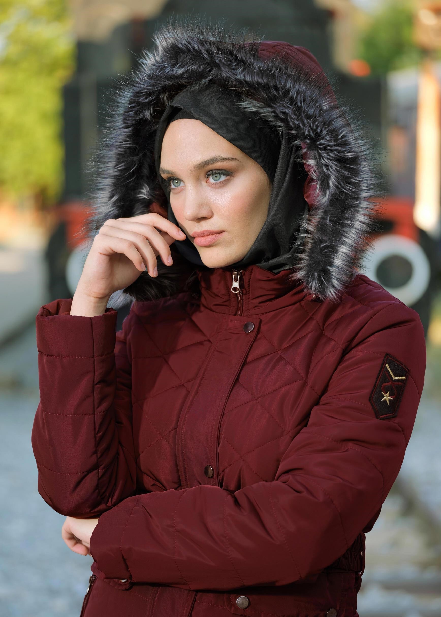 Tesettür giyim BORDO CEPLİ KEMERLİ KAPİTONE KABAN 9706