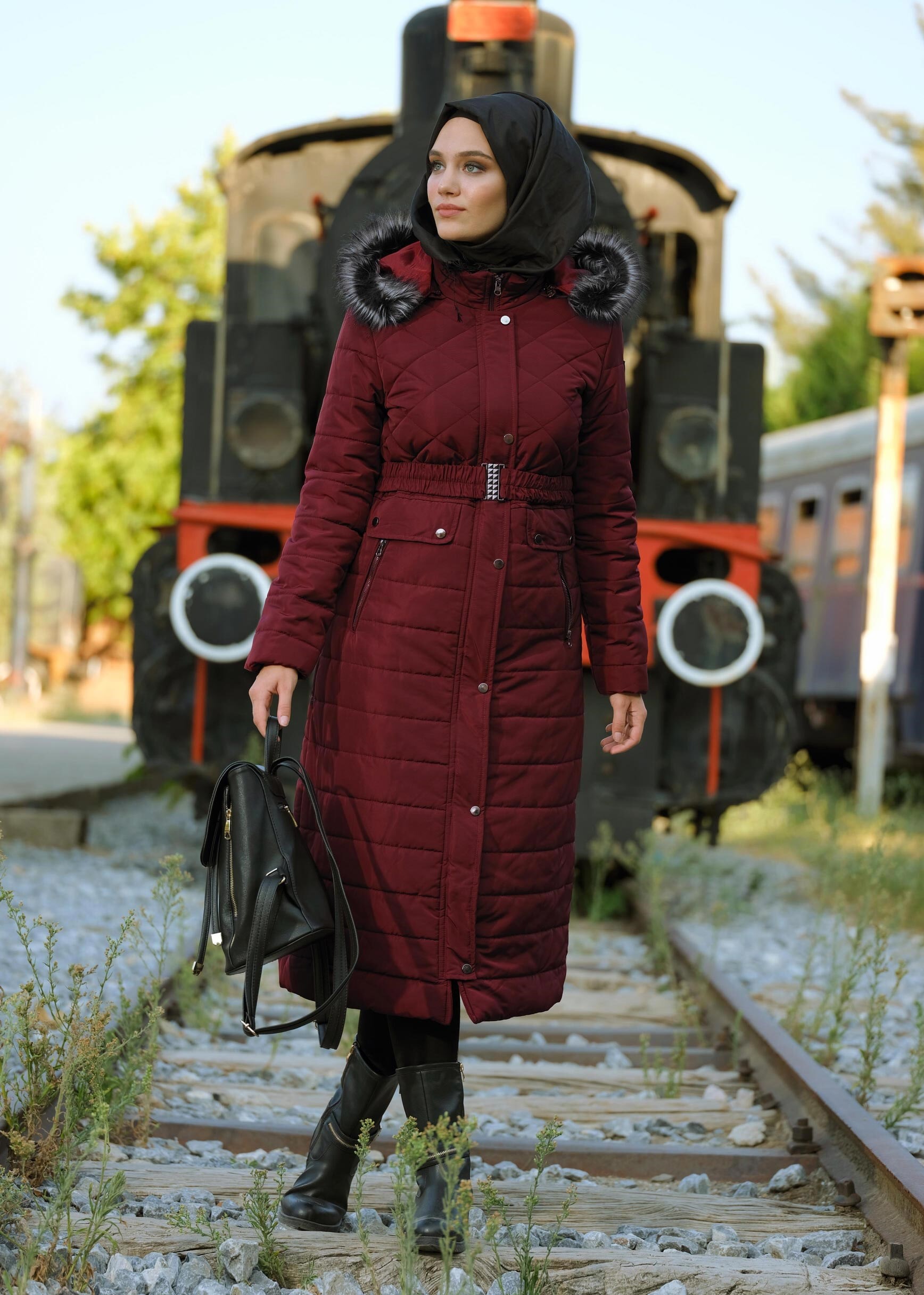 Tesettür giyim BORDO CEPLİ KEMERLİ KAPİTONE KABAN 9706