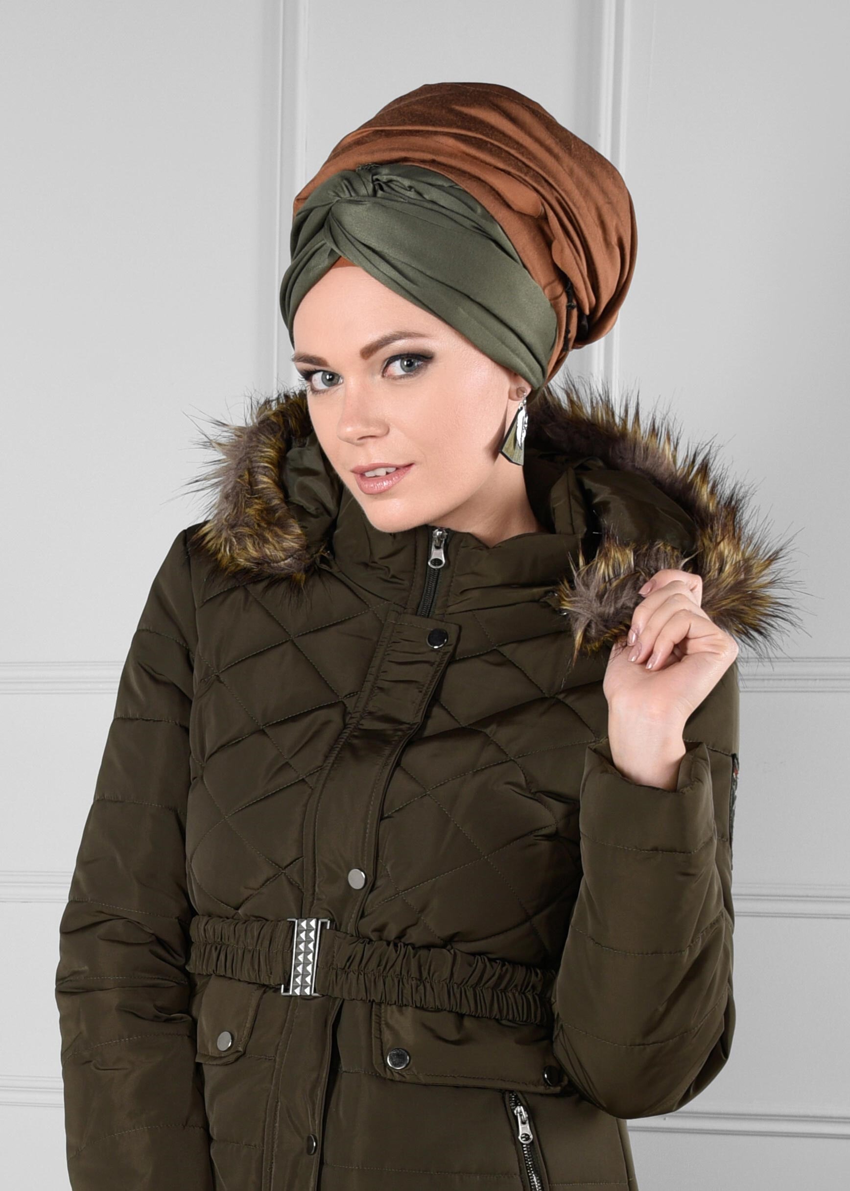 Tesettür giyim HAKİ CEPLİ KEMERLİ KAPİTONE KABAN 9706