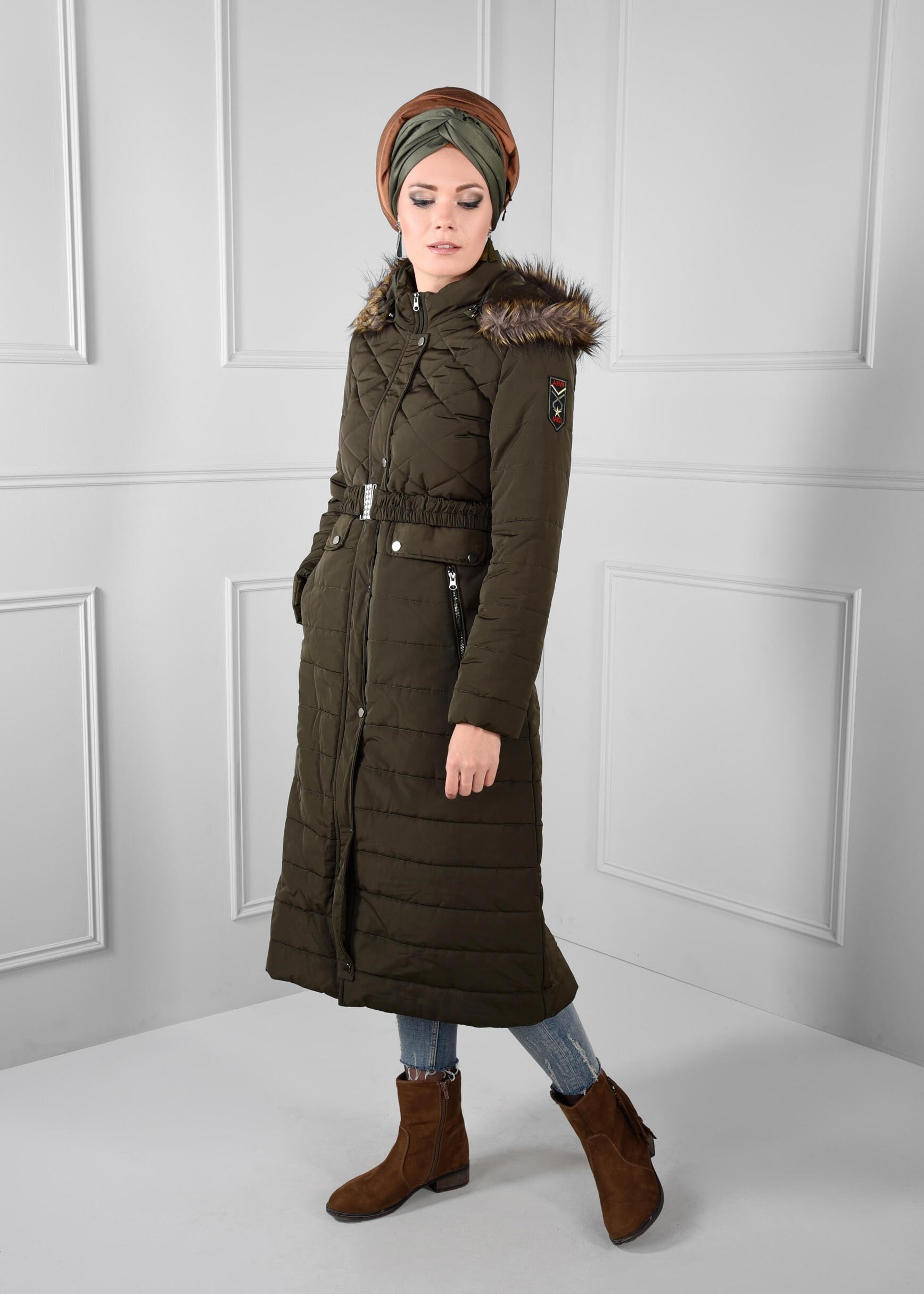 Tesettür giyim HAKİ CEPLİ KEMERLİ KAPİTONE KABAN 9706